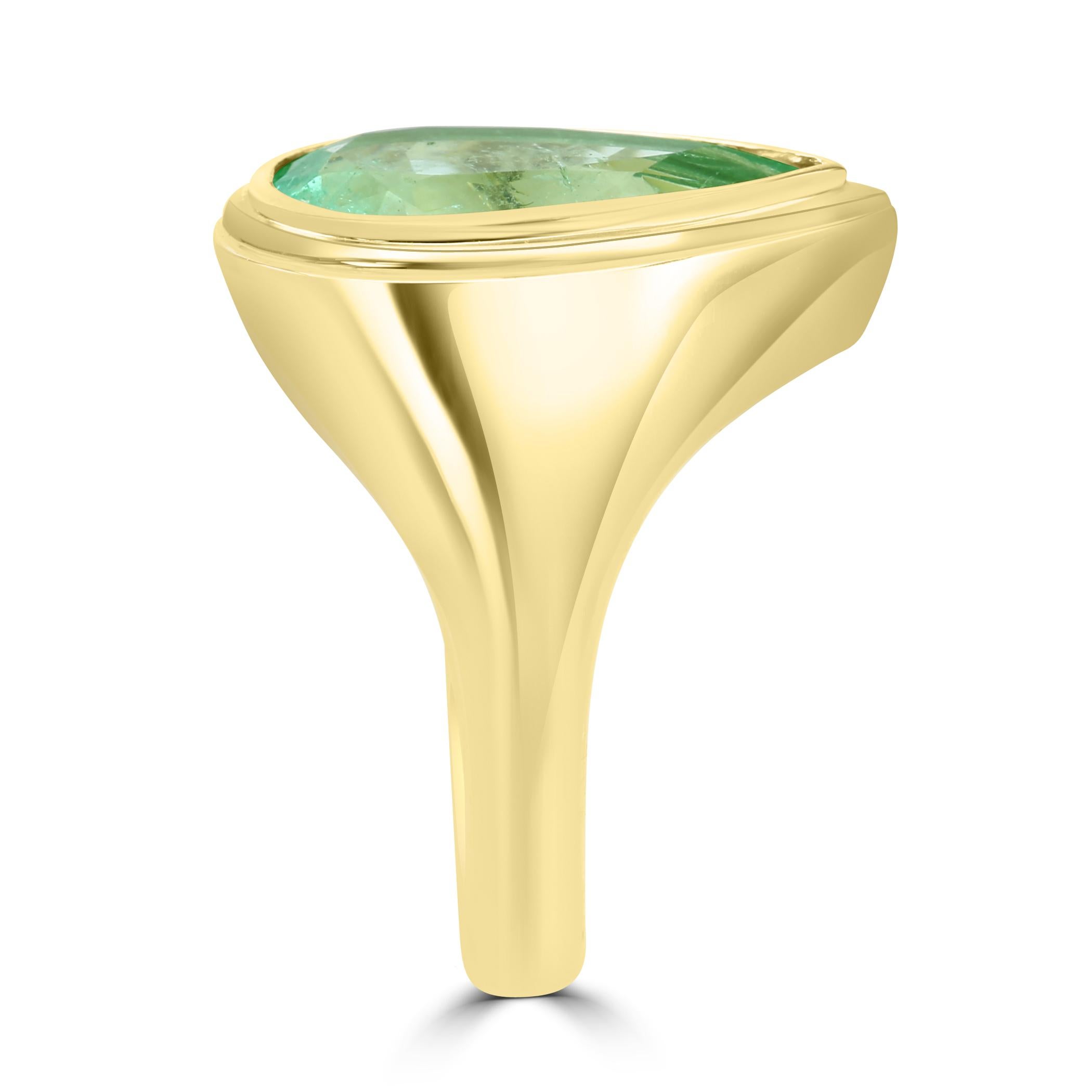 Taille poire  Muzo Colombian Emerald Pear Shape Bezel Set Bague de fiançailles de mariage en or jaune  en vente