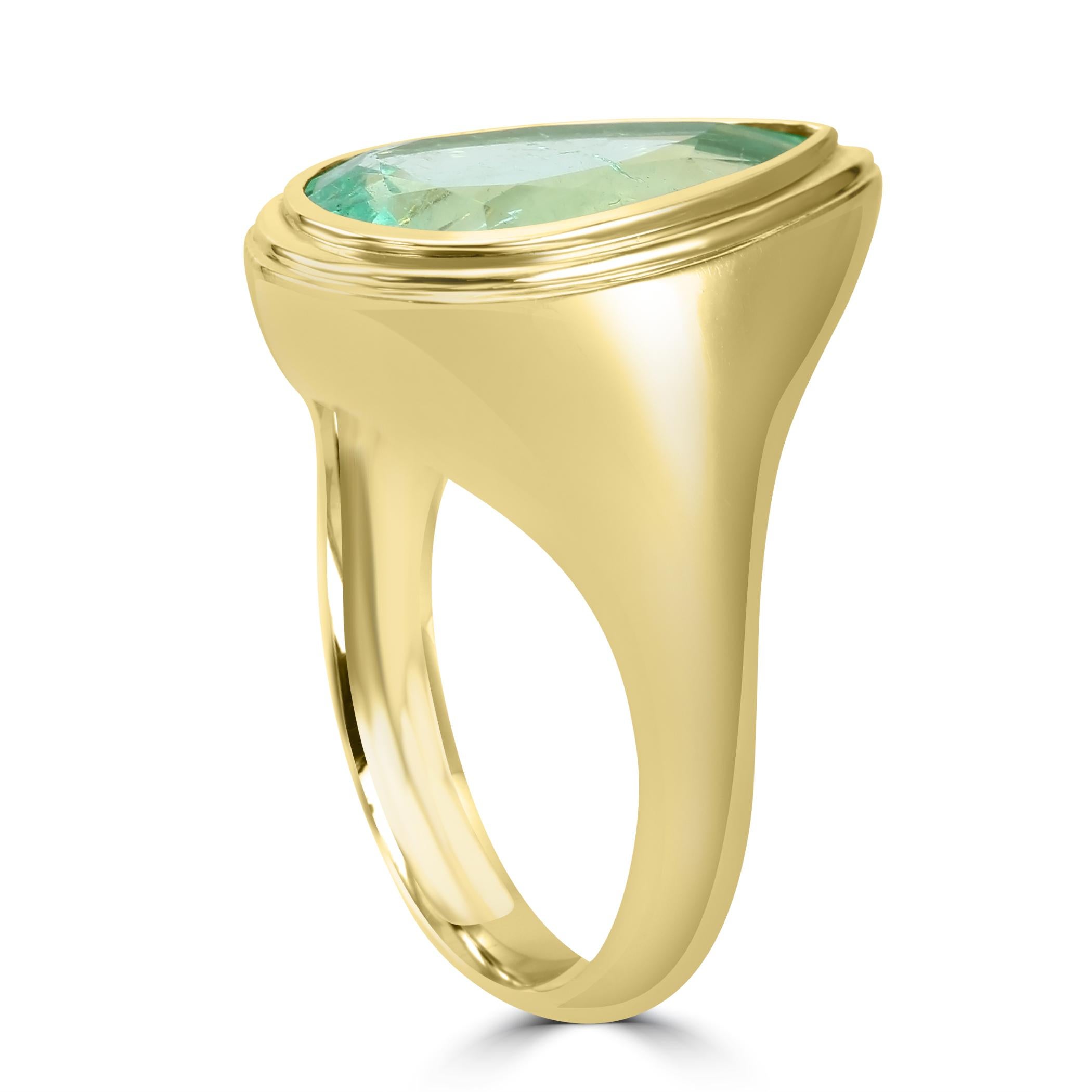  Muzo Colombian Emerald Pear Shape Bezel Set Bague de fiançailles de mariage en or jaune  Neuf - En vente à Sayreville, NJ