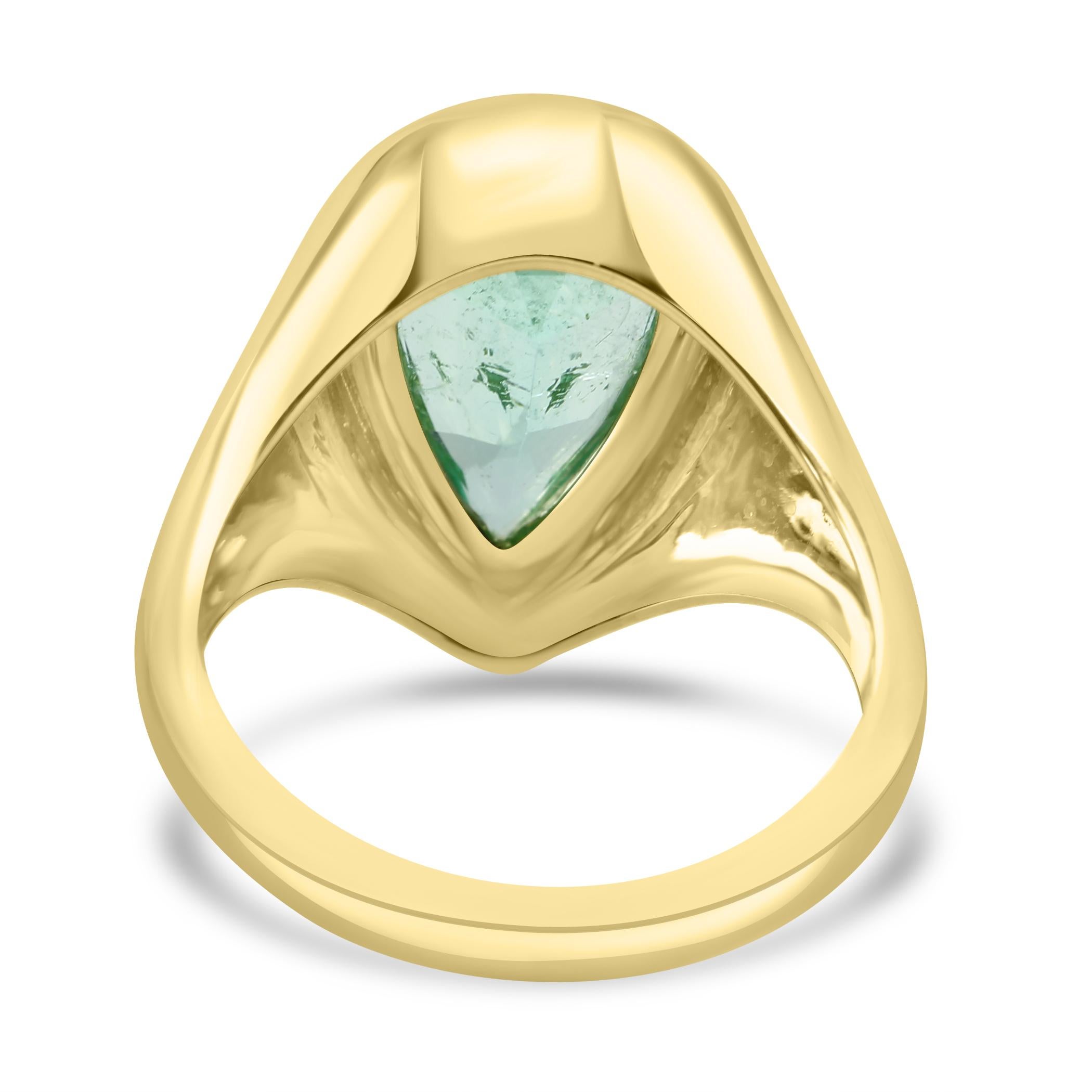  Muzo Colombian Emerald Pear Shape Bezel Set Bague de fiançailles de mariage en or jaune  en vente 1