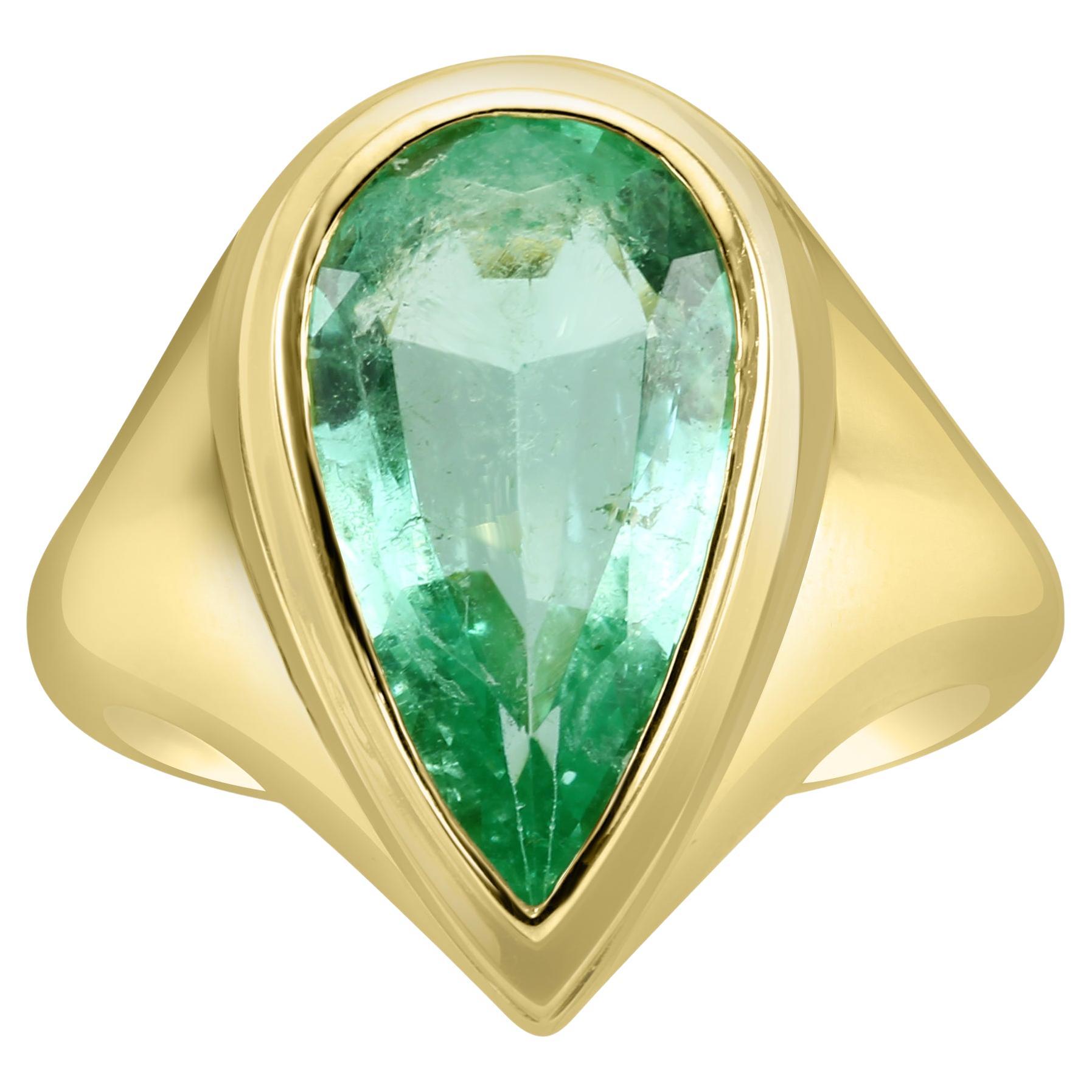  Muzo Colombian Emerald Pear Shape Bezel Set Yellow Gold Engagement Bridal Ring  For Sale