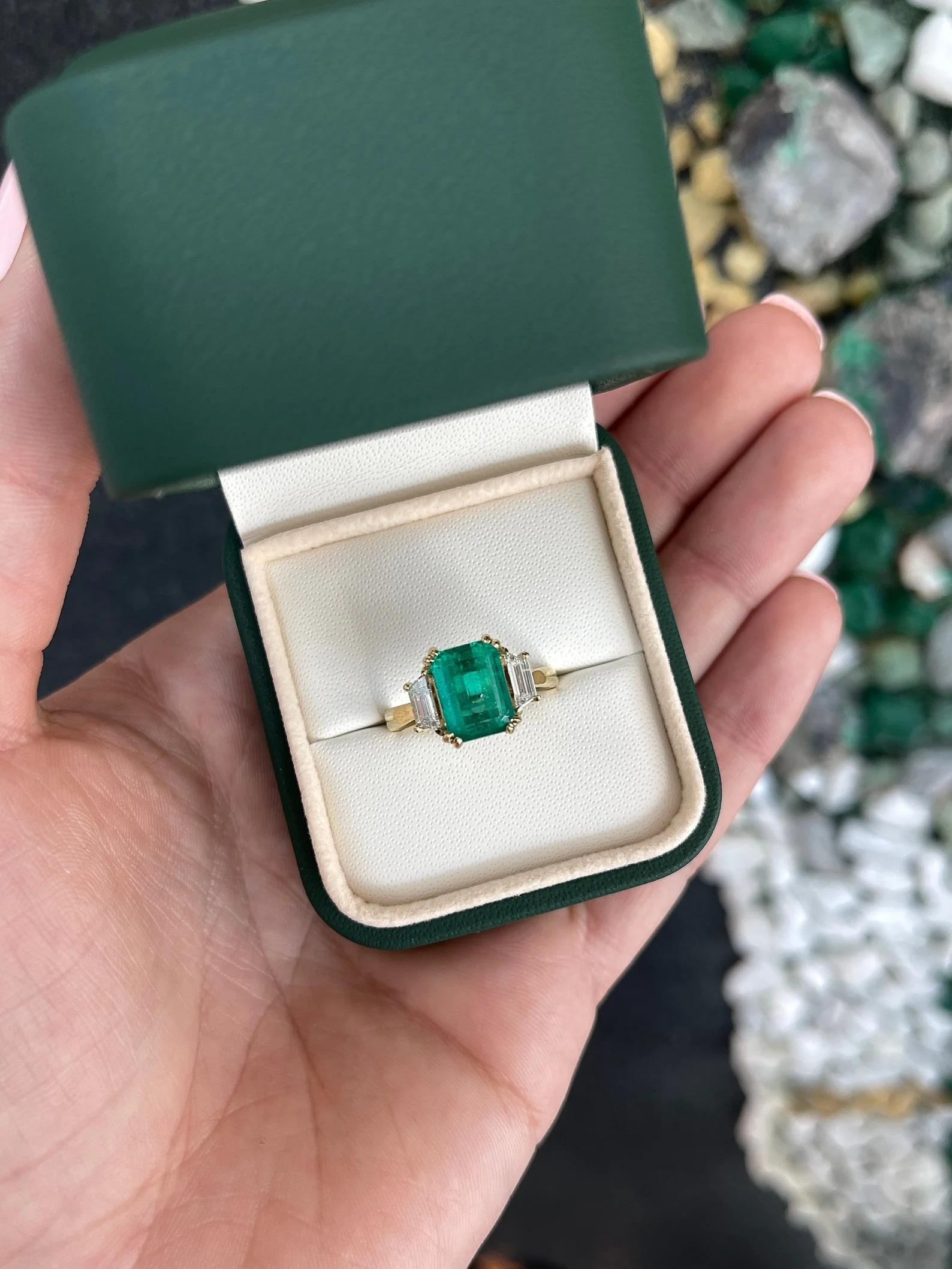 Moderne 3.69tcw AAA Grade Emerald & Trapezoid Three Stone Ring Yellow Gold 18K en vente