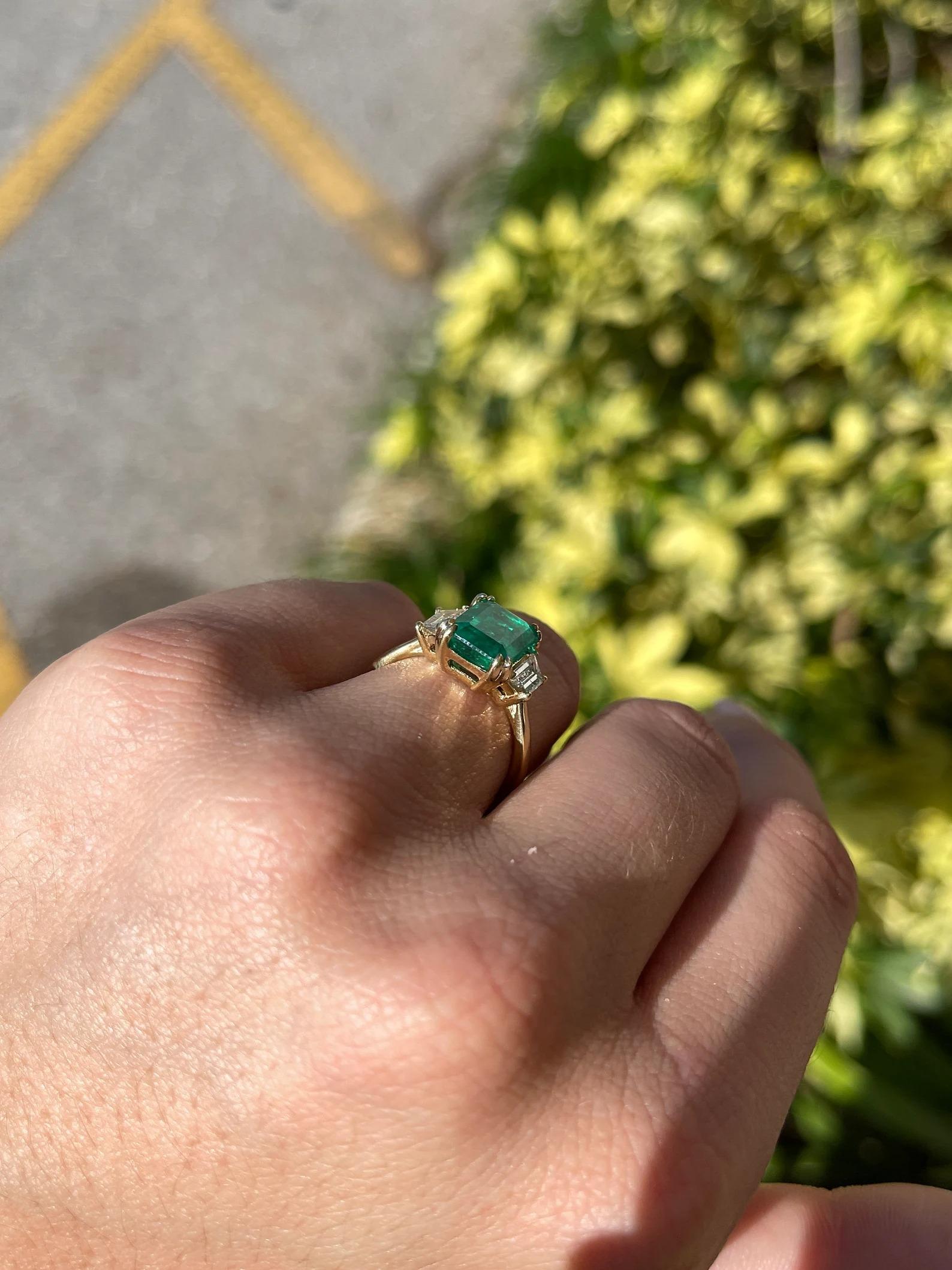 3.69tcw AAA Grade Emerald & Trapezoid Three Stone Ring Yellow Gold 18K In New Condition For Sale In Jupiter, FL