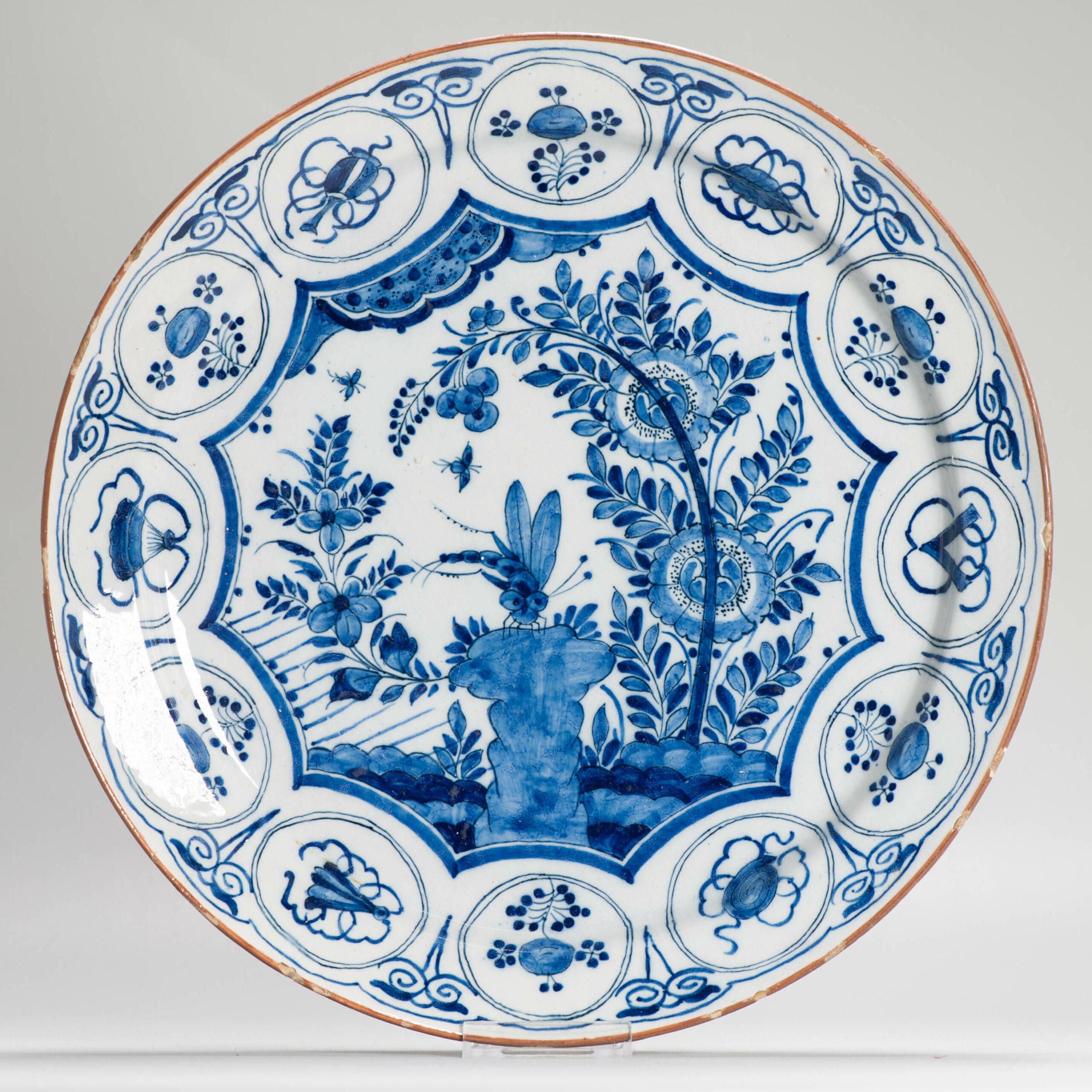 Plat en faïence à bord plat. Décorées de différentes nuances de bleu sur une glaçure d'étain blanche. Scène centrale d'une sauterelle sur un rocher. Ce type de plats a été fabriqué d'après des exemples chinois de Kraak de la période Ming.

Condit
Il