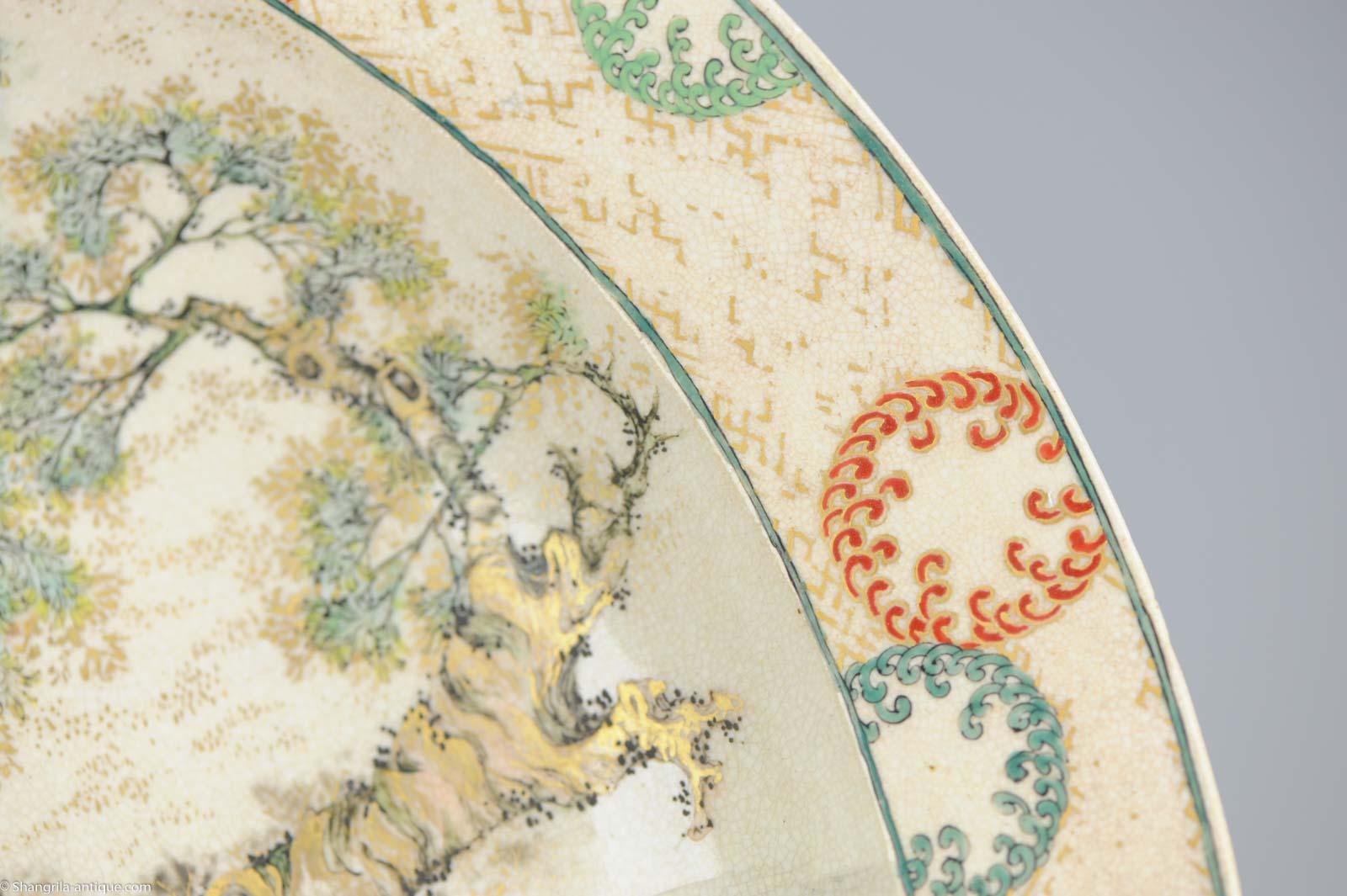 Cargador japonés Satsuma 'Figuras en el jardín' Antiguo, circa 1900 en venta 3
