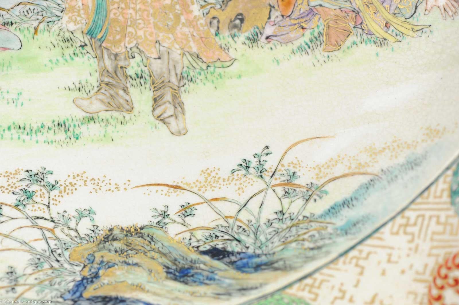 Cargador japonés Satsuma 'Figuras en el jardín' Antiguo, circa 1900 en venta 7