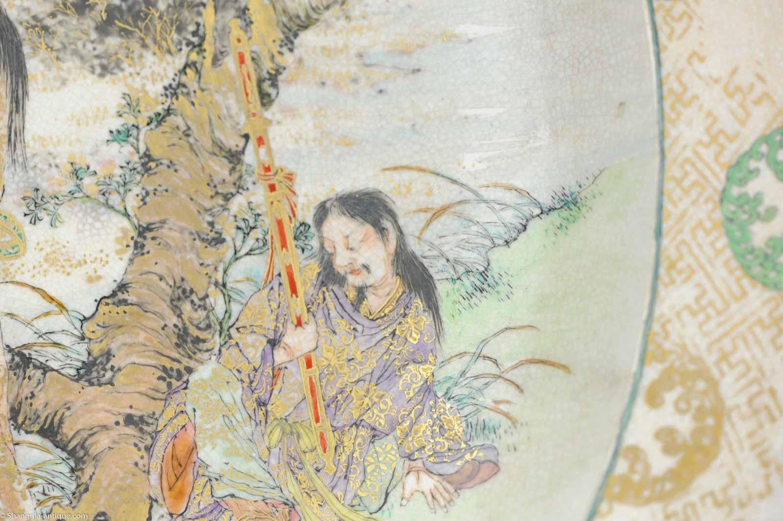 Cargador japonés Satsuma 'Figuras en el jardín' Antiguo, circa 1900 en venta 10