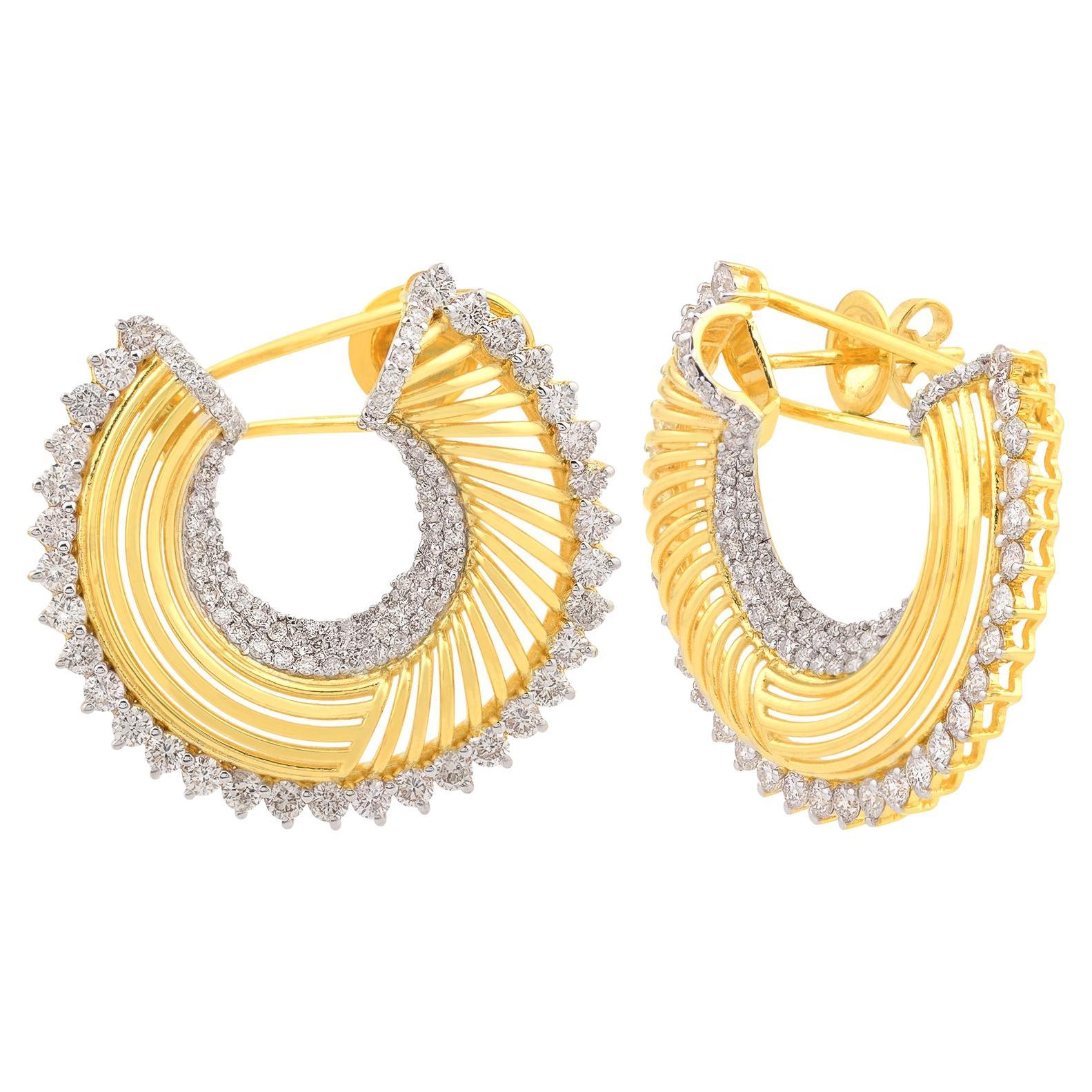 Orecchini a cerchio con diamanti naturali da 3,6 carati SI/H Regalo per la moglie Gioielli in oro giallo 14k.
Questi orecchini presentano un design audace e scultoreo realizzato in oro giallo brillante e scintillanti diamanti naturali. L'ampio