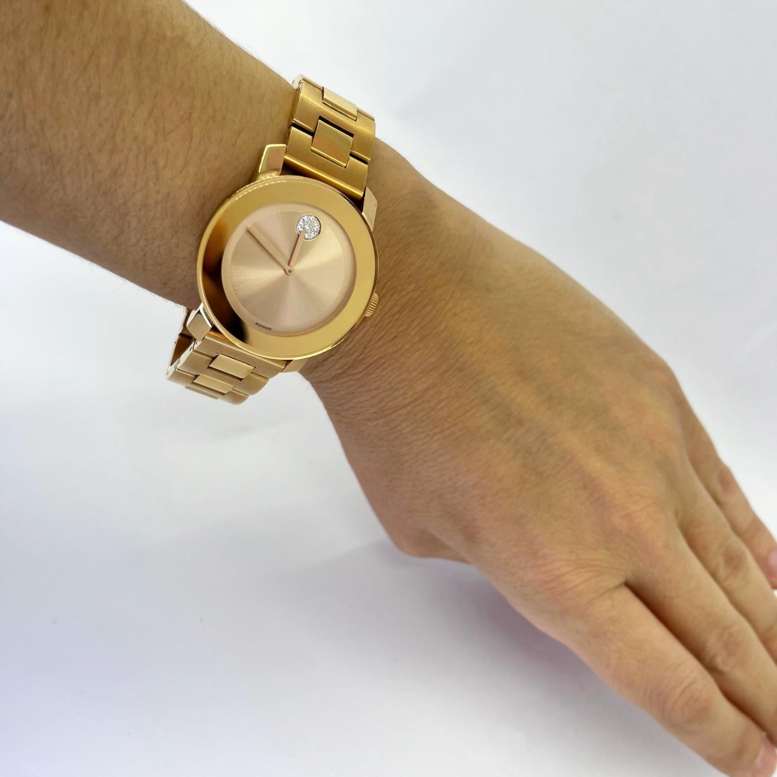 Reloj de cuarzo Movado Bold de 36 mm de segunda mano, fabricado en acero inoxidable tono rosa con detalles de cristal. Modelo MB.01.3.34.6039 Incluye caja y folleto. PRECIO RECOMENDADO: 750 $. Un año de garantía de cronometraje.