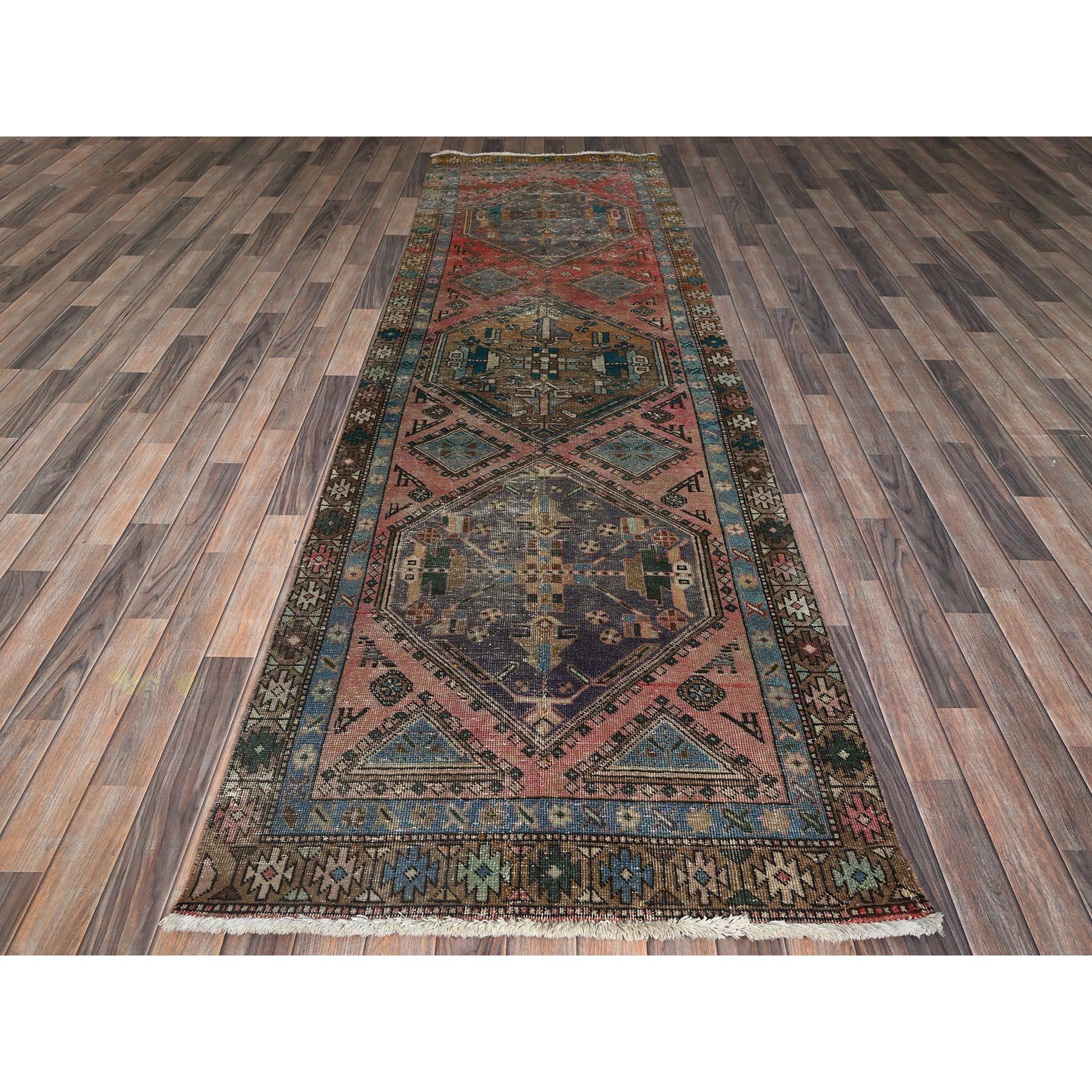Blush Red, Vintage Northwest Persian mit geometrischen Medaillons Design, abgenutzt und beschädigt, 100% Wolle, handgeknüpft, beschnitten dünn, Null Flor, Seiten und Enden professionell gesichert, breite Läufer, Orientteppich
Primäre MATERIALIEN: