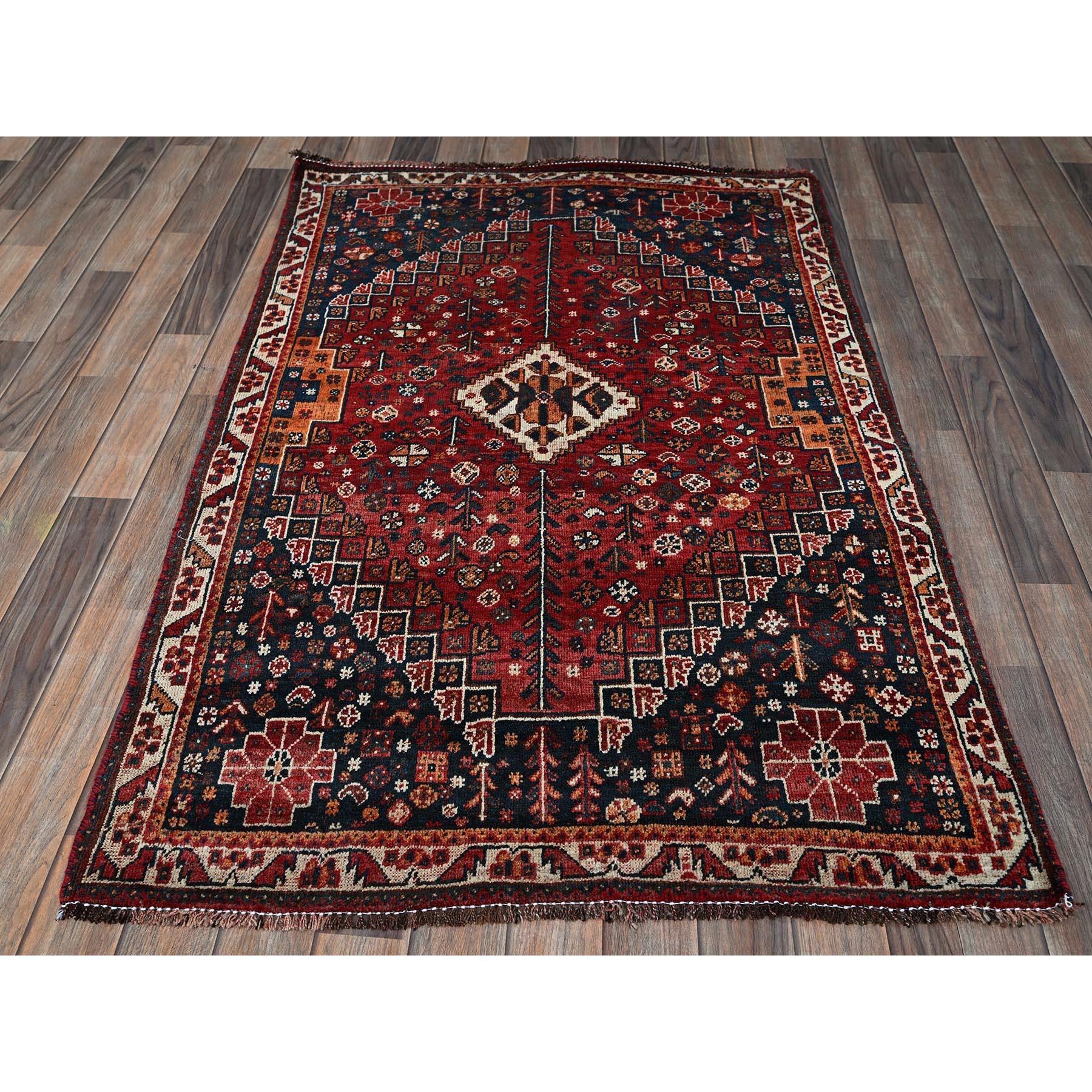 Rosso scarlatto, Shiraz persiano d'epoca con disegno geometrico a medaglione, rasato basso, zero pali, lati e estremità fissati professionalmente, pulito, annodato a mano, 100% lana, Tappeto orientale
Materiali primari: Lana
Lattice: No Pile