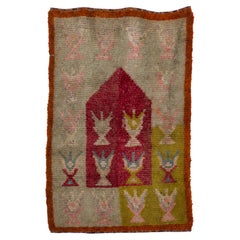 Tapis en laine anatolien "Tulu" du milieu du siècle dernier fait à la main avec trophées, de 3,6 x 5,7 m