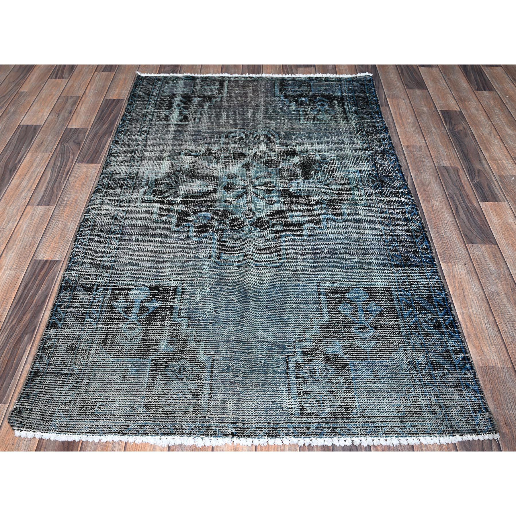 Misty Gray, Ovedyed Vintage Persian Bakhtiar mit großem Medaillon, abgenutzt und beschädigt, niedrig geschoren, Null-Flor, Seiten und Enden professionell gesichert, handgeknüpft, 100% Wolle, Orientteppich
Primäre MATERIALIEN: Wolle
Latex: Kein Flor