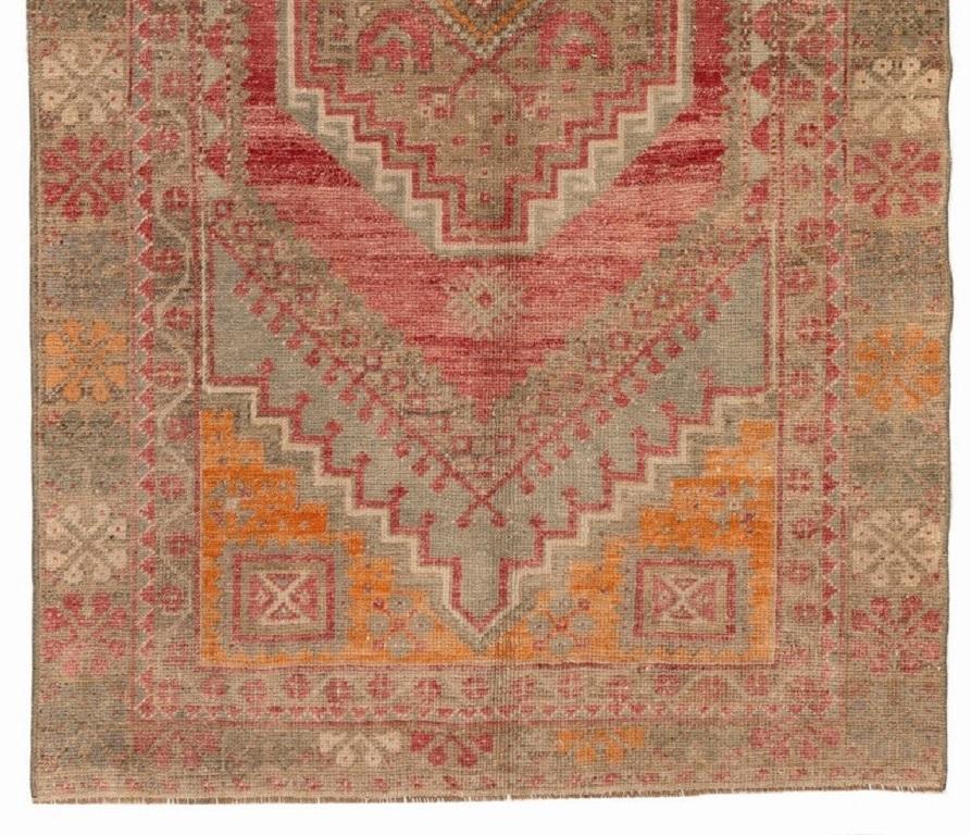 Rustique Tapis de Turquie des années 1950 3,6x6 Ft avec poils de laine doux en rouge chaud, gris orangé