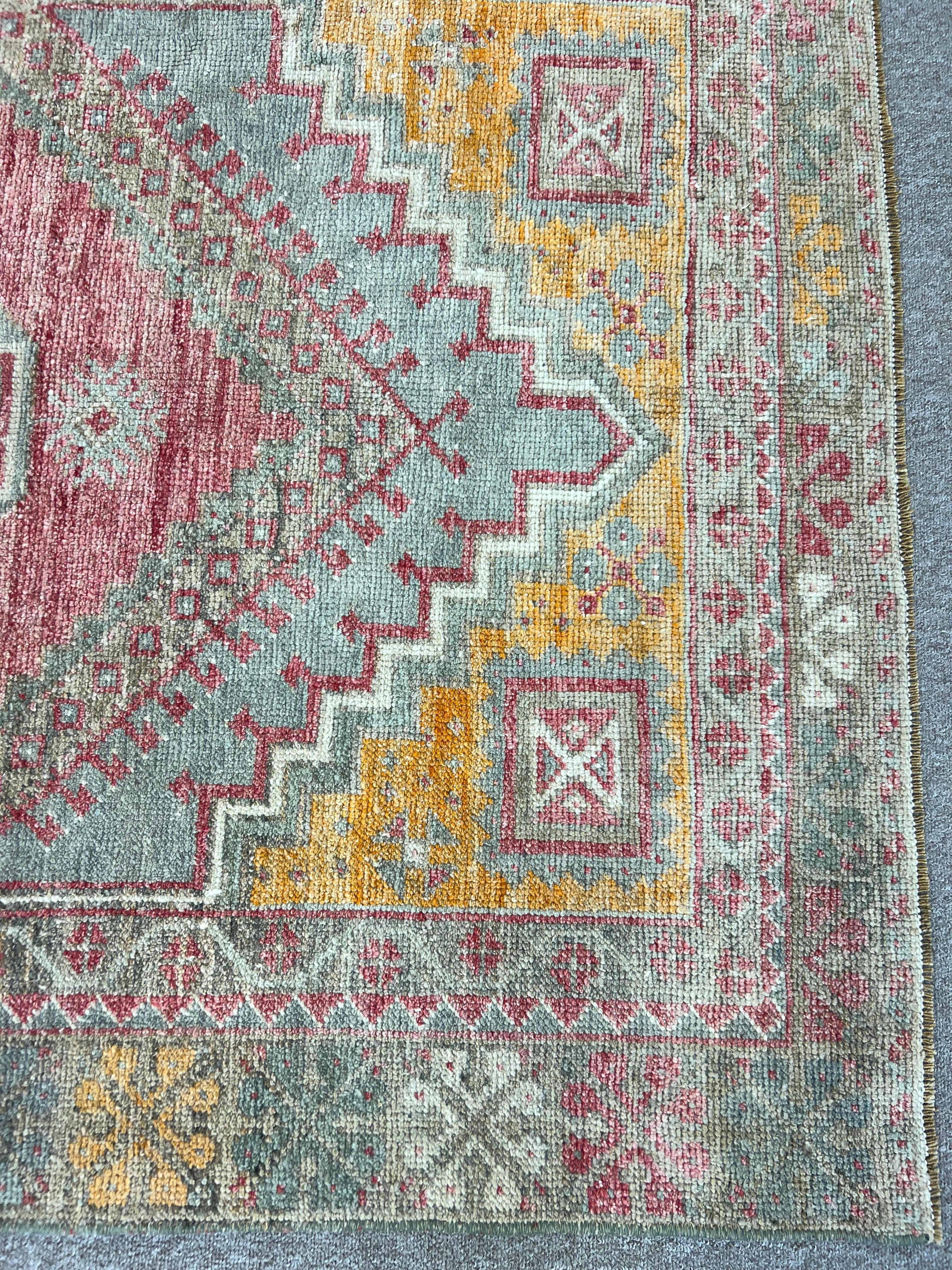 Noué à la main Tapis de Turquie des années 1950 3,6x6 Ft avec poils de laine doux en rouge chaud, gris orangé