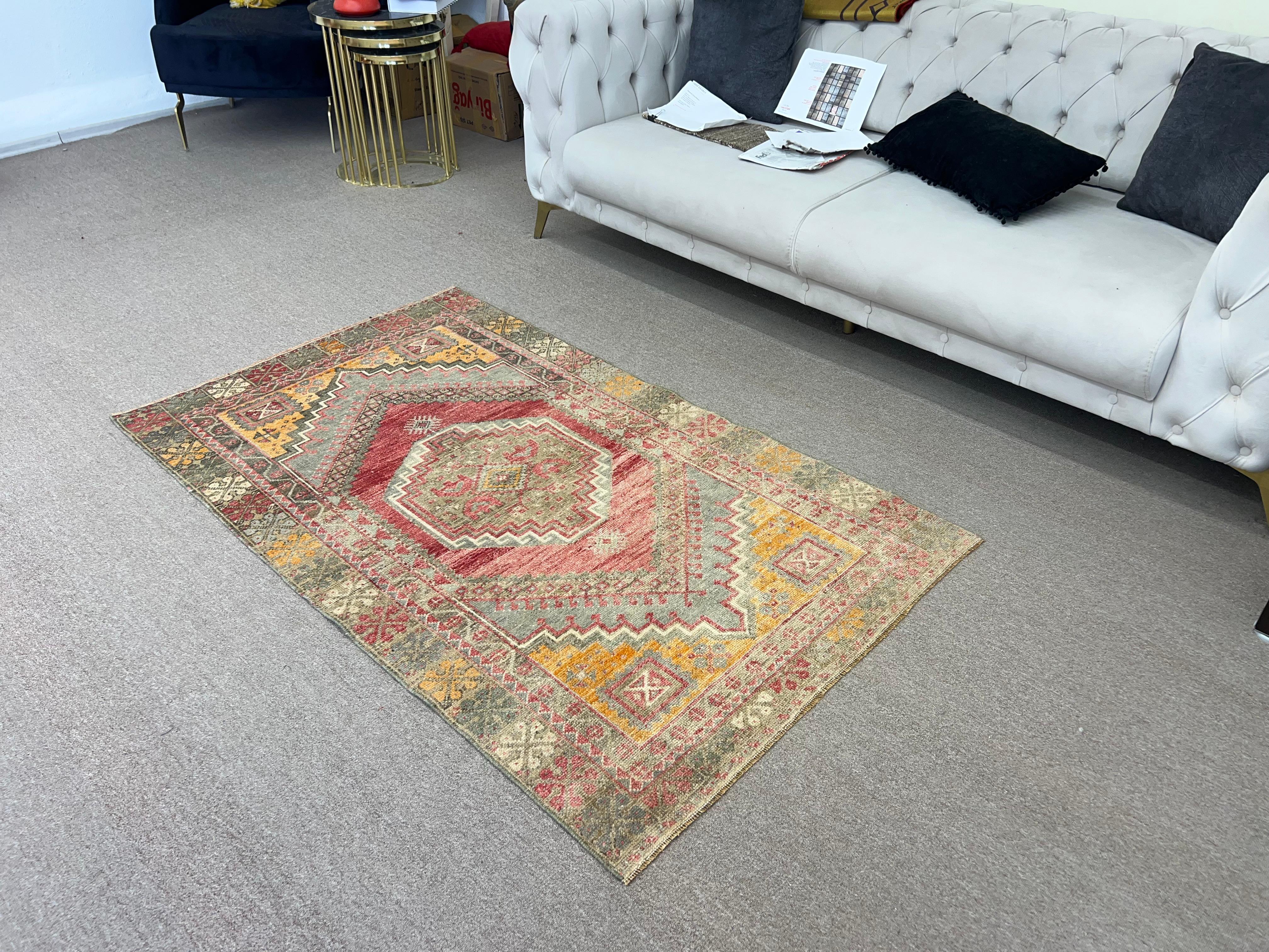 Tapis de Turquie des années 1950 3,6x6 Ft avec poils de laine doux en rouge chaud, gris orangé Bon état à Spring Valley, NY