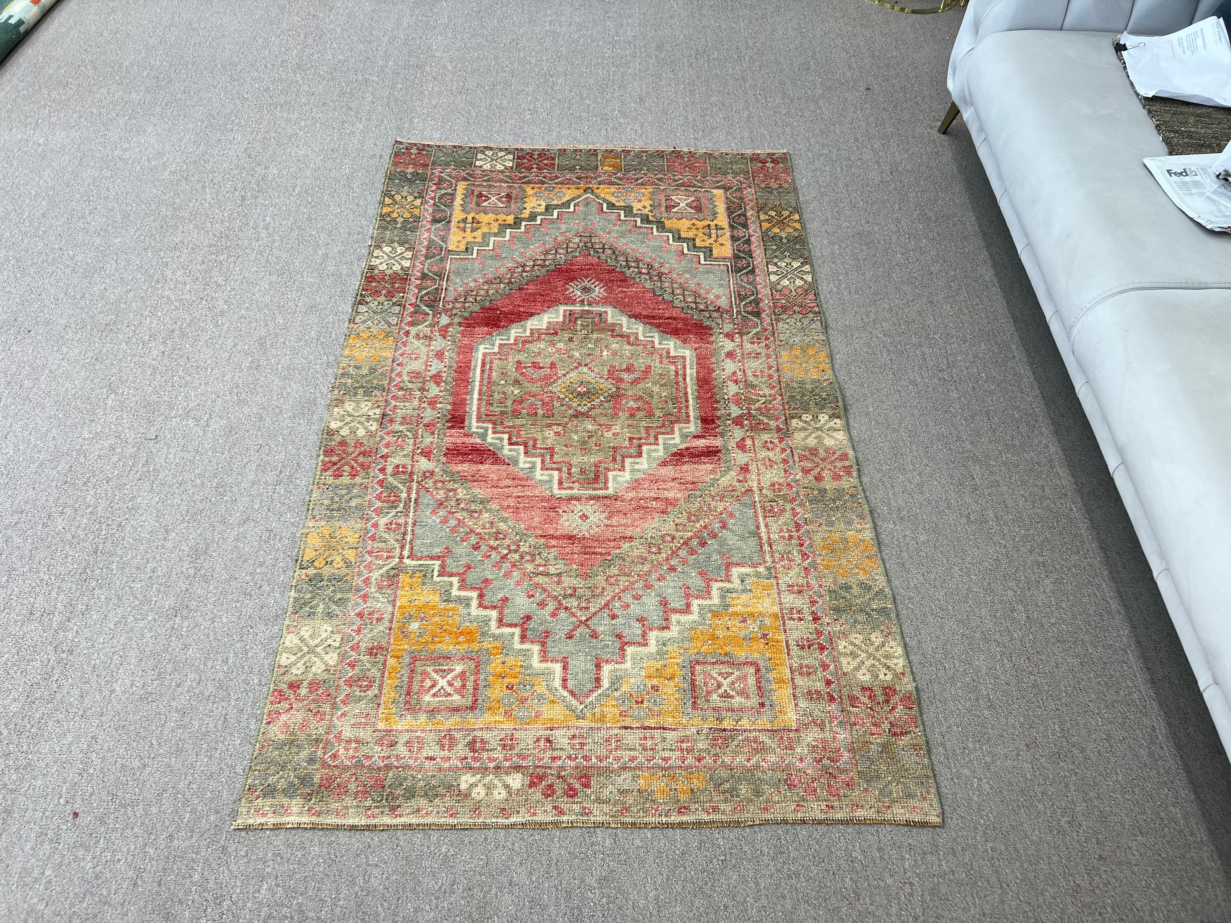 20ième siècle Tapis de Turquie des années 1950 3,6x6 Ft avec poils de laine doux en rouge chaud, gris orangé