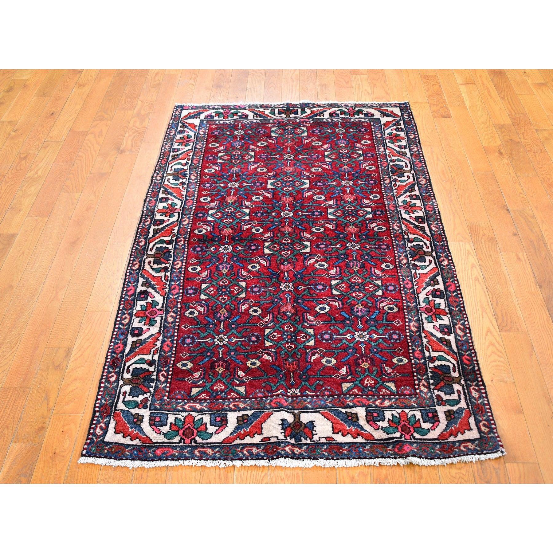 Il s'agit d'un véritable tapis d'Orient vintage persan Bakhtiar Herati Fish All Over Design, noué à la main. Il a été tissé pendant des mois et des mois selon les techniques séculaires de l'artisanat persan par des artisans experts.
Matières
