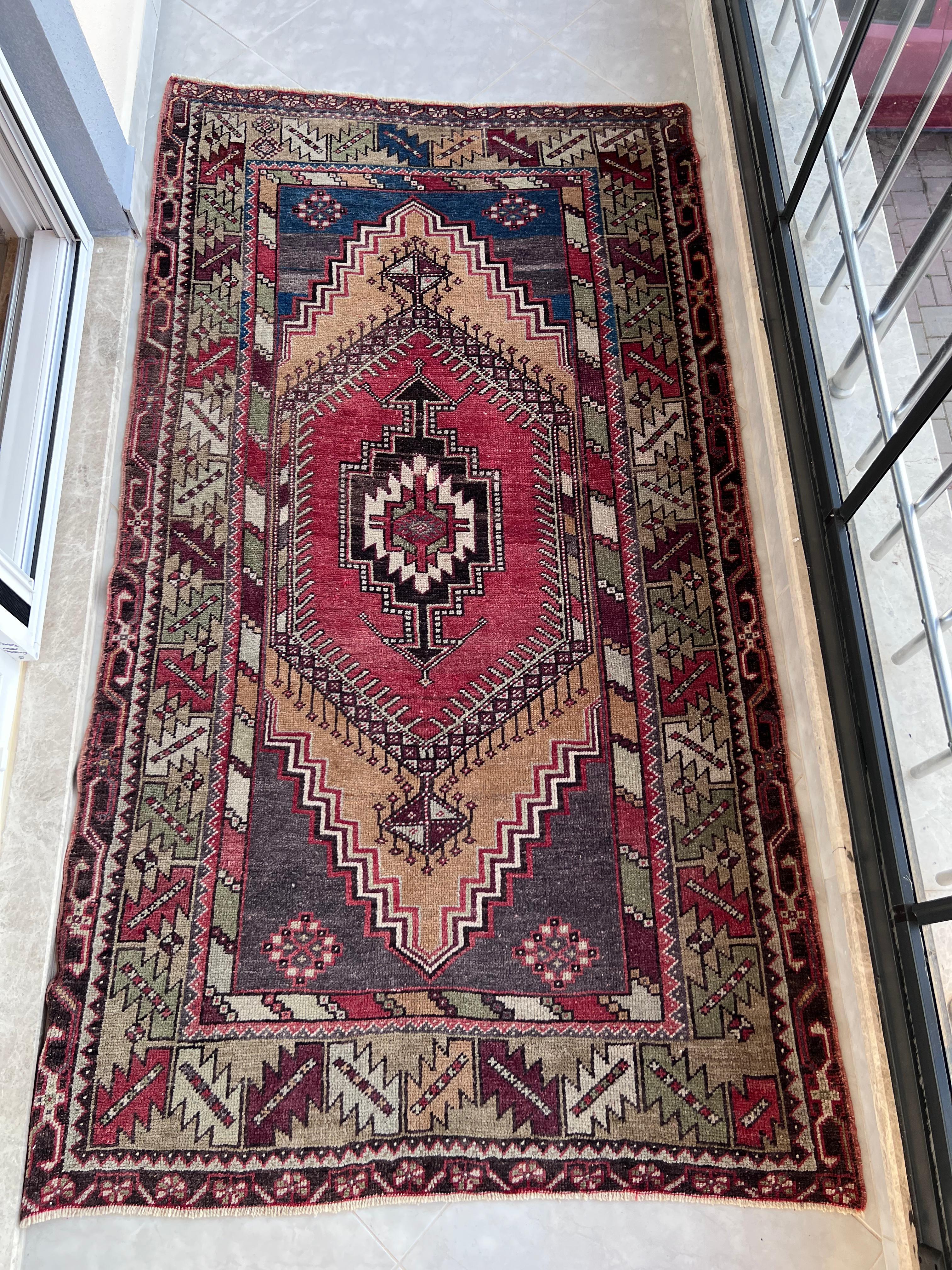 Una alfombra vintage de Anatolia Central hecha a mano con un diseño geométrico y bellos colores suaves. Medidas: 3.6 x 6.6.

Finamente anudado a mano con pelo de lana medio uniforme sobre base de lana.

Resistente y tan limpia como una alfombra