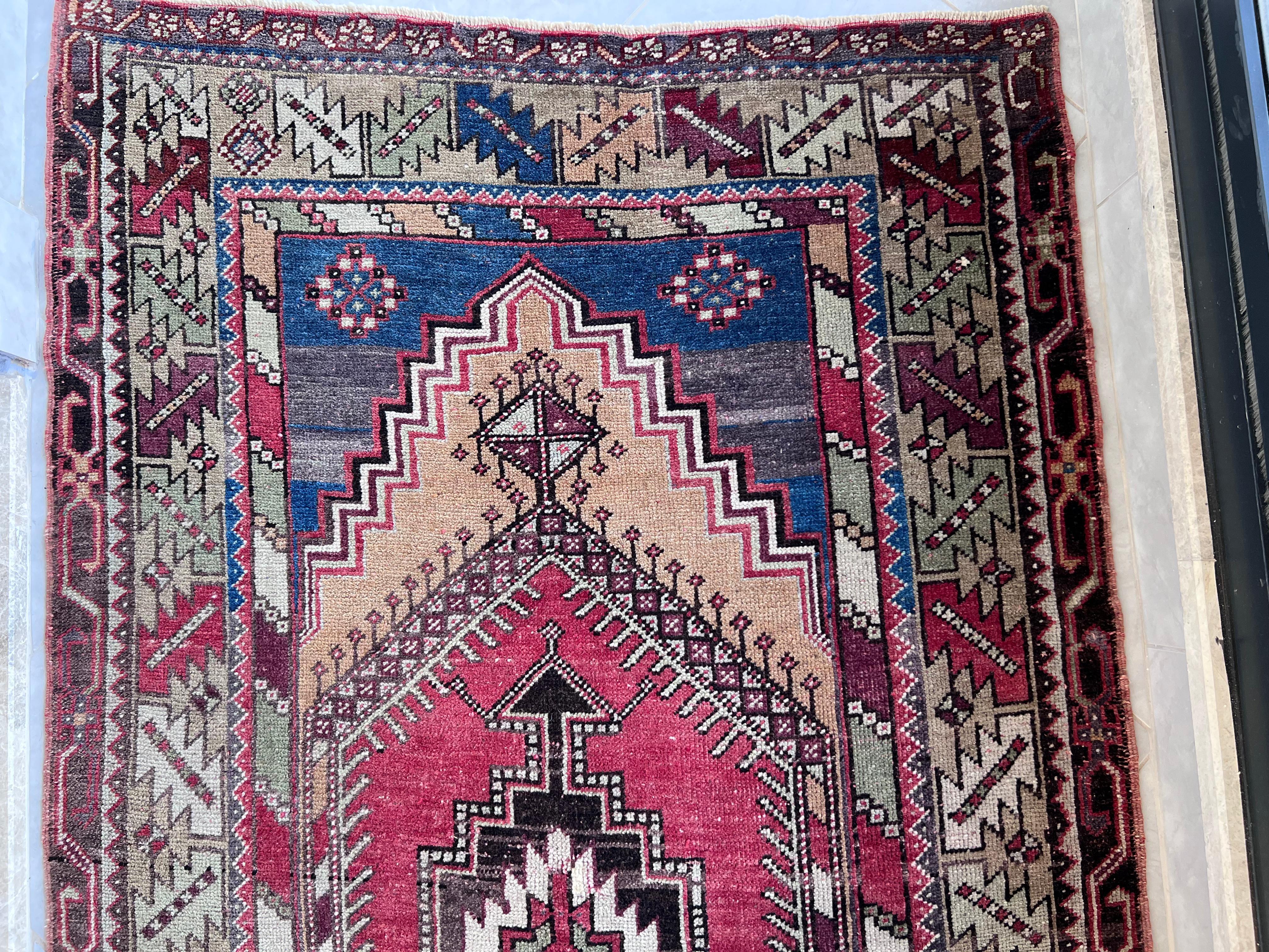 Alfombra turca anudada a mano de estilo tribal. 100% Lana Turco en venta