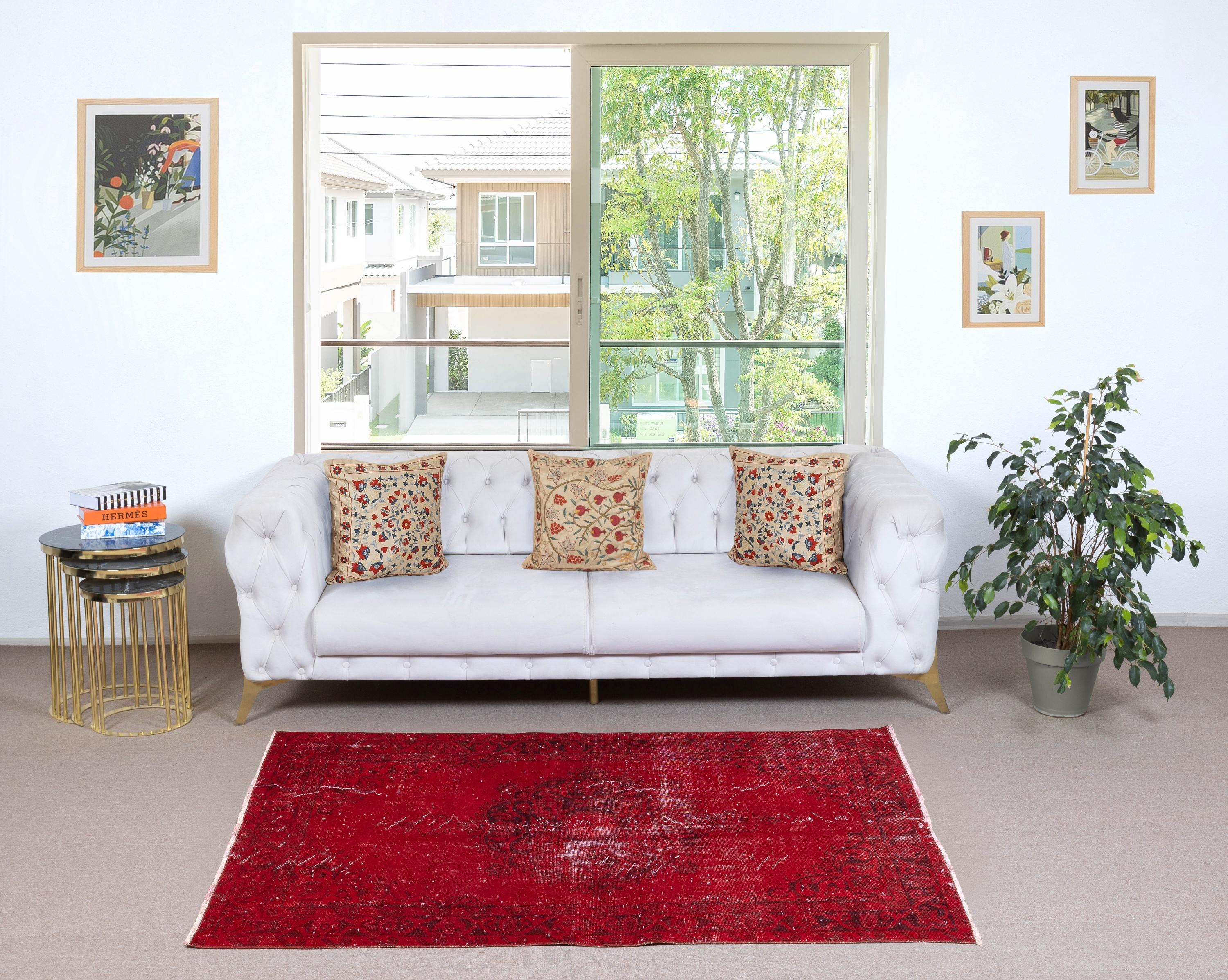 Unsere gefärbten Teppiche sind allesamt handgeknüpfte türkische Vintage-Teppiche, die in unserer Werkstatt sorgfältig restauriert und neu gestaltet wurden, damit sie zu einer breiten Palette von Einrichtungsstilen passen - von modern und