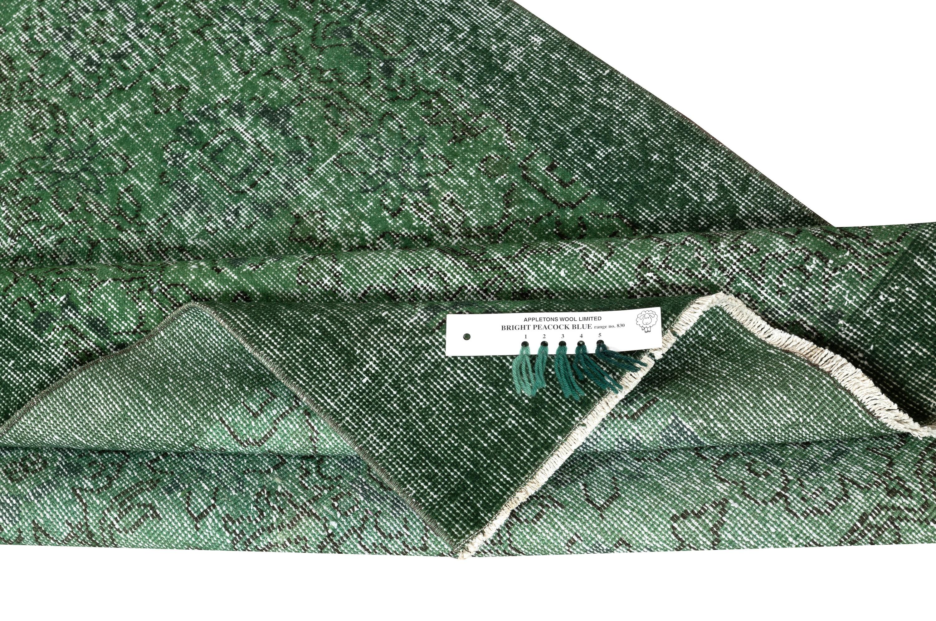 3.6x6.6 Ft Grün gefärbter Vintage-Teppich für moderne Innenräume. Handgefertigt in der Türkei (Moderne) im Angebot