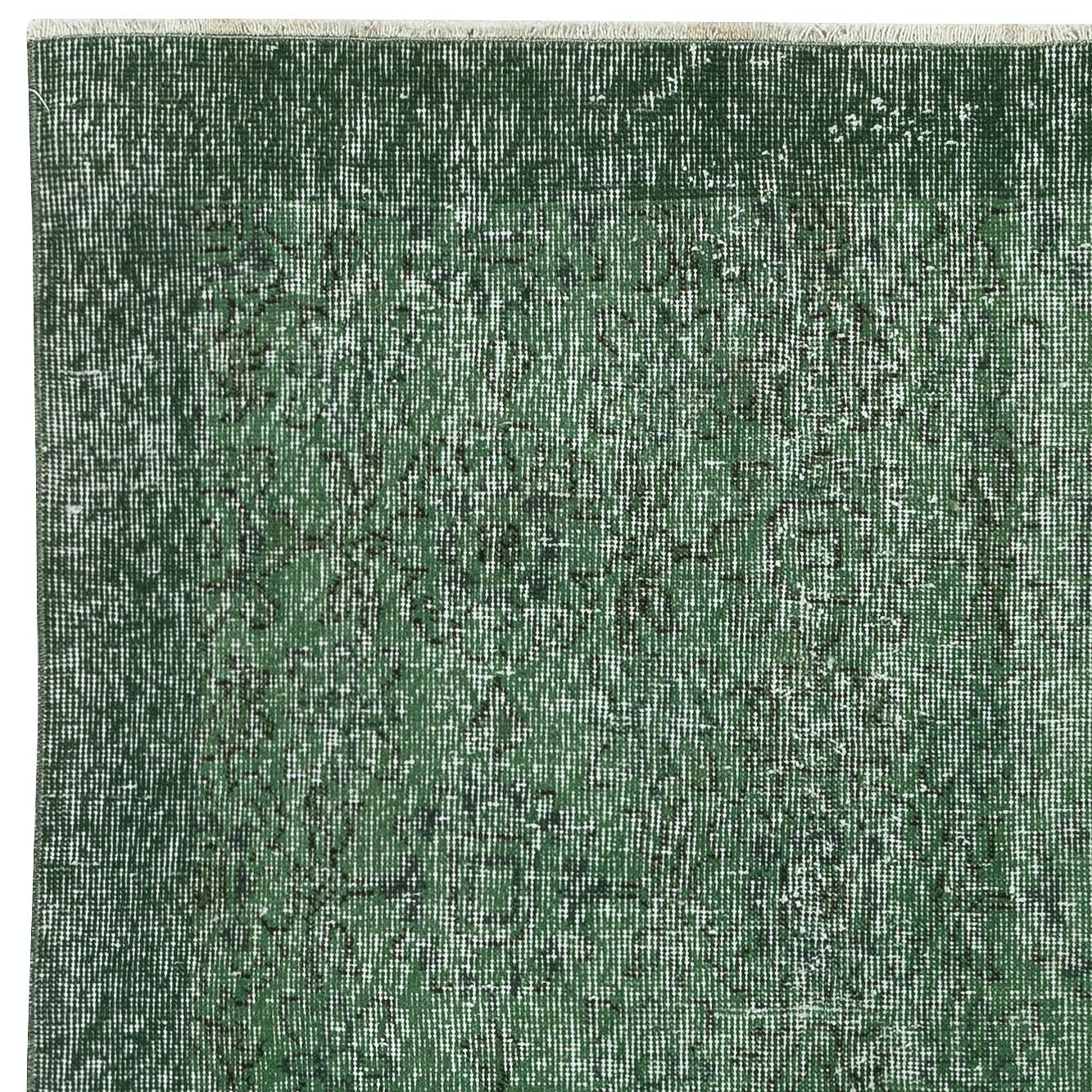 3.6x6.6 Ft Grün gefärbter Vintage-Teppich für moderne Innenräume. Handgefertigt in der Türkei (Handgeknüpft) im Angebot