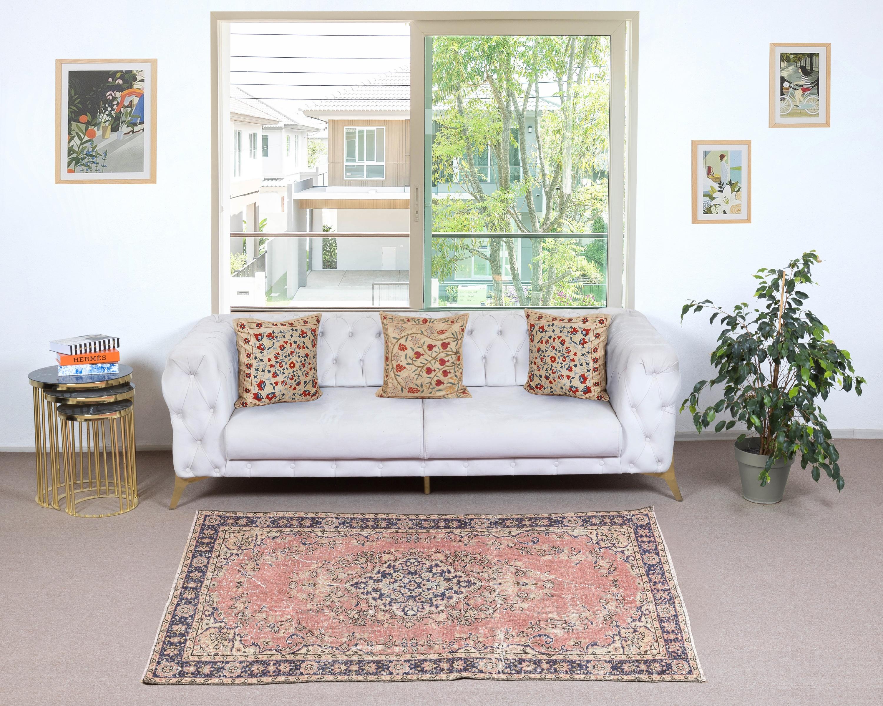 Verleihen Sie Ihrem Zuhause die zeitlose Schönheit dieses traditionellen, handgefertigten türkischen Teppichs im Vintage-Stil. Er ist ein handgeknüpftes Meisterwerk aus einer luxuriösen Mischung aus Wolle und Baumwolle. Dieser Teppich wird von