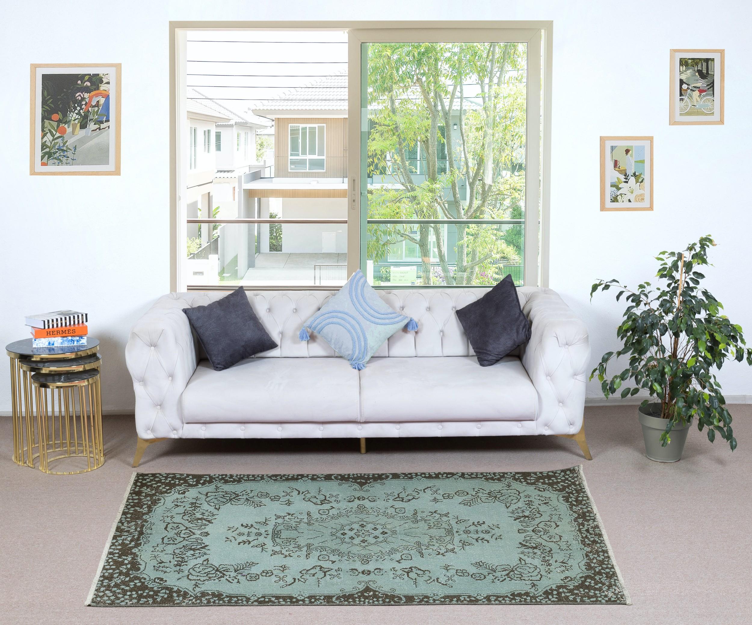 Nos tapis surteints sont tous des pièces vintage nouées à la main qui sont recréées dans notre atelier pour répondre à un plus large éventail de choix de décoration intérieure, du moderne au côtier, de l'industriel au rustique/cottage. Ces tapis