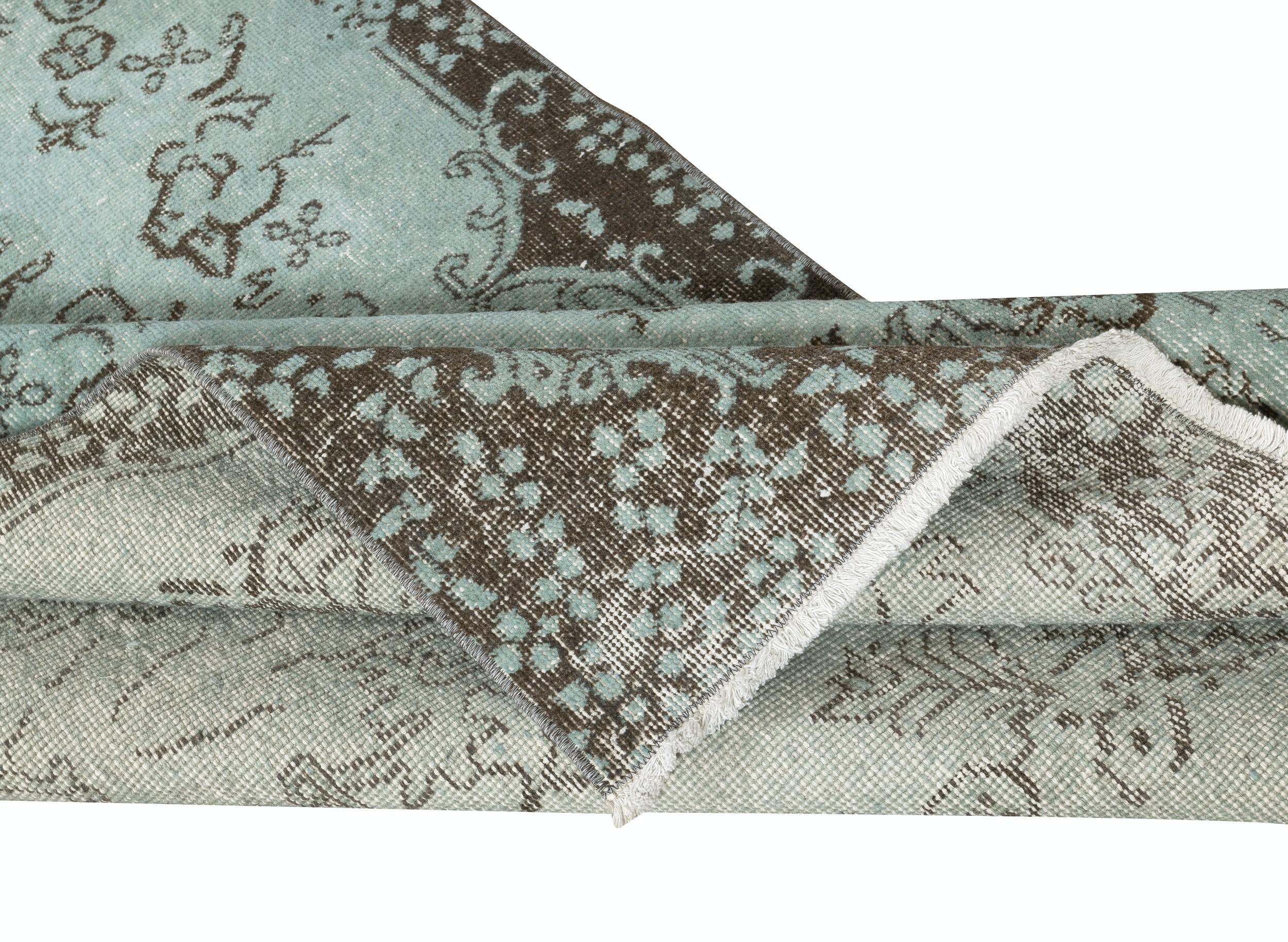 Moderne 3.6x7.2 Ft Modernity Handmade Turkish Accent Rug. Petit tapis bleu clair en vente