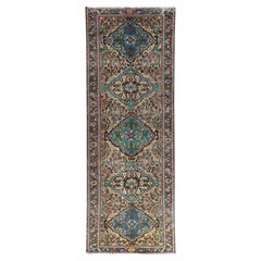 Alfombra de pasillo Bakhtiar de Fars, vintage, de lana verde, anudada a mano, de 3'6" x 9'7", con aspecto desgastado