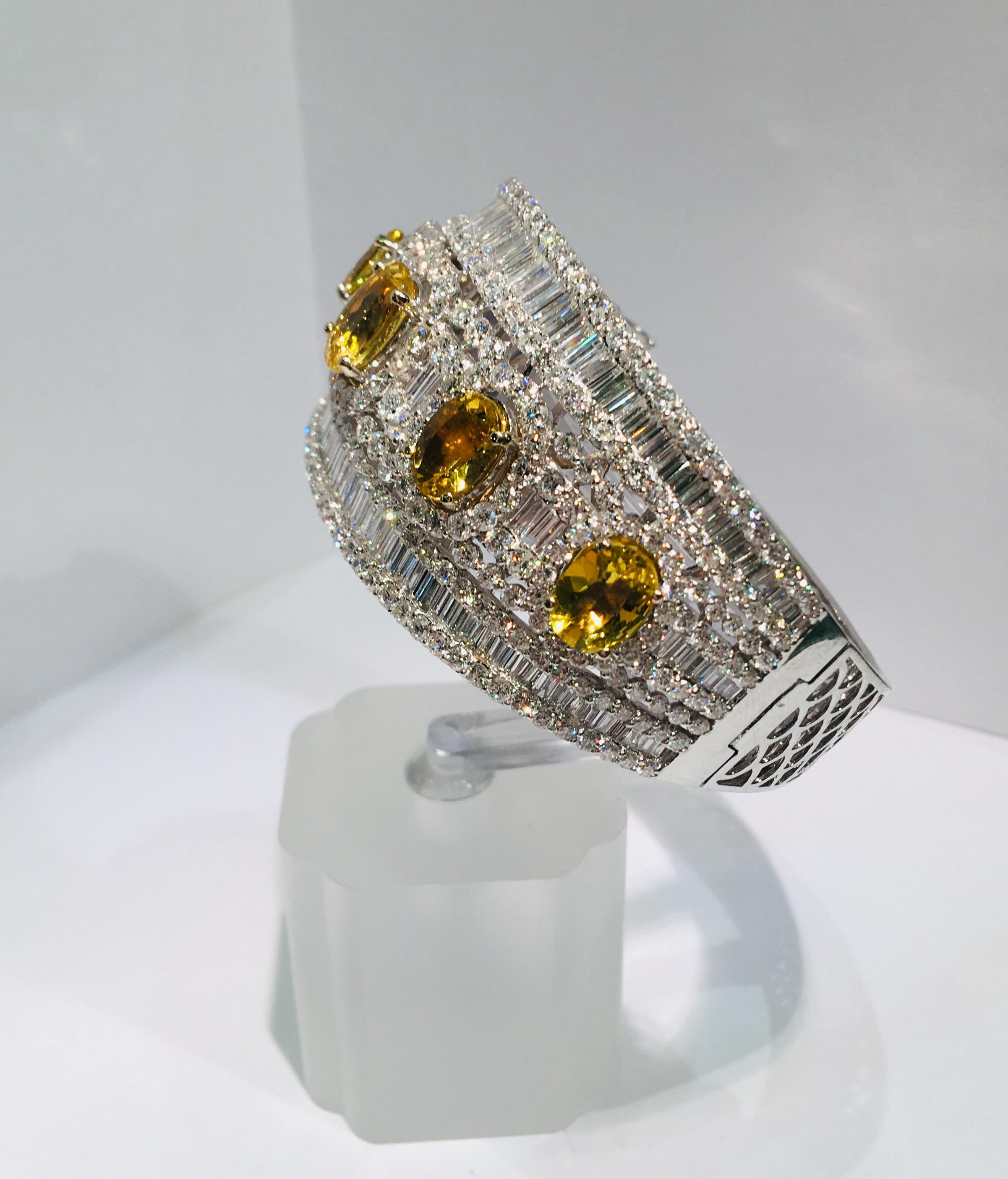 37 Carat Diamond and Yellow Topaz 18 Karat Hinged Bangle Bracelet In Excellent Condition In Tustin, CA