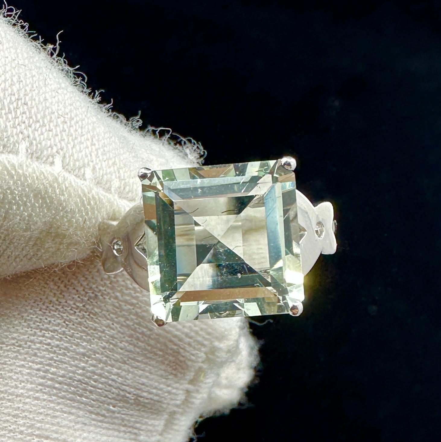 Gönnen Sie sich einen strahlenden Ring mit 3,7 Karat im quadratischen Stufenschliff und feinem grünen Amethyst.  Der wunderschöne antike Hollywood Regency - Art Deco Ring in 10 Karat Weißgold hat einen wunderschönen 3,7 Karat großen grünen
