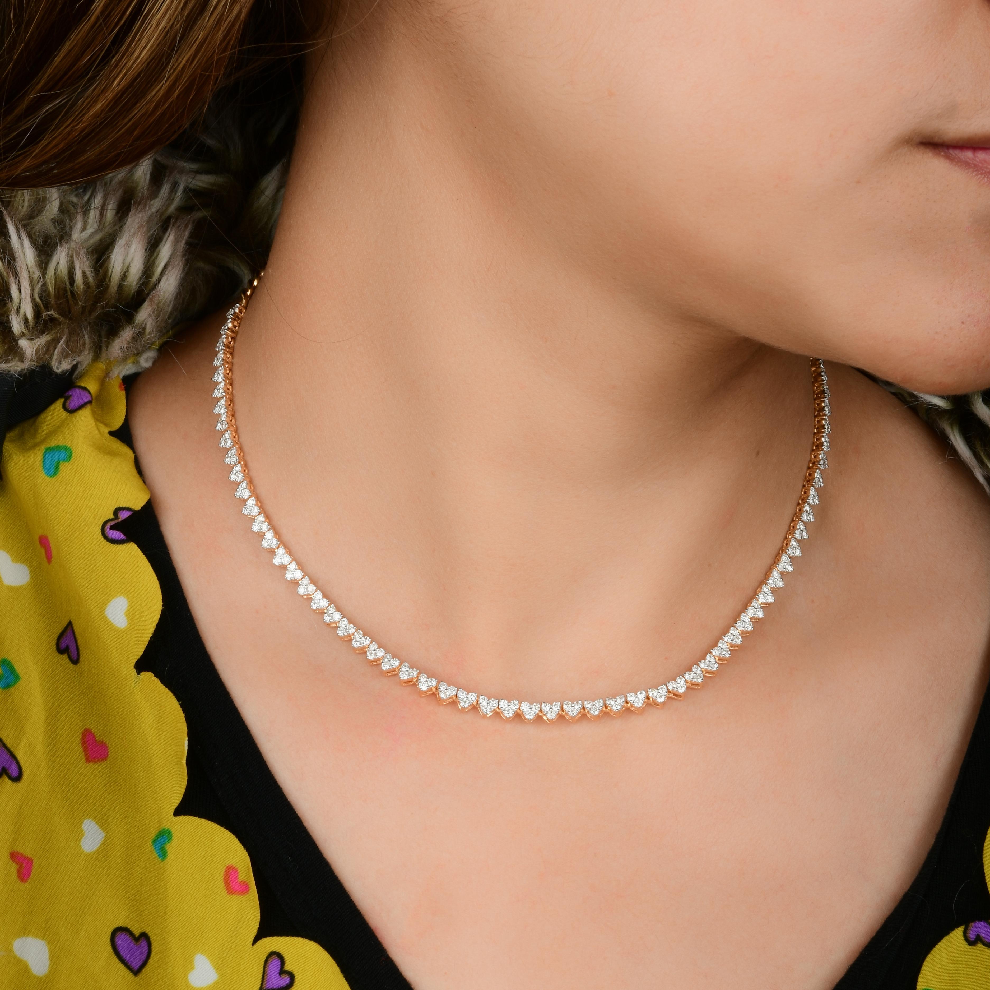Collar de Cadena de Tenis con Racimo de Diamantes en Forma de Corazón de 3,7 Quilates Oro Rosa de 14 Kilates Cada diamante está meticulosamente tallado en forma de corazón, creando un flujo continuo de destellos que contornea con gracia el escote.