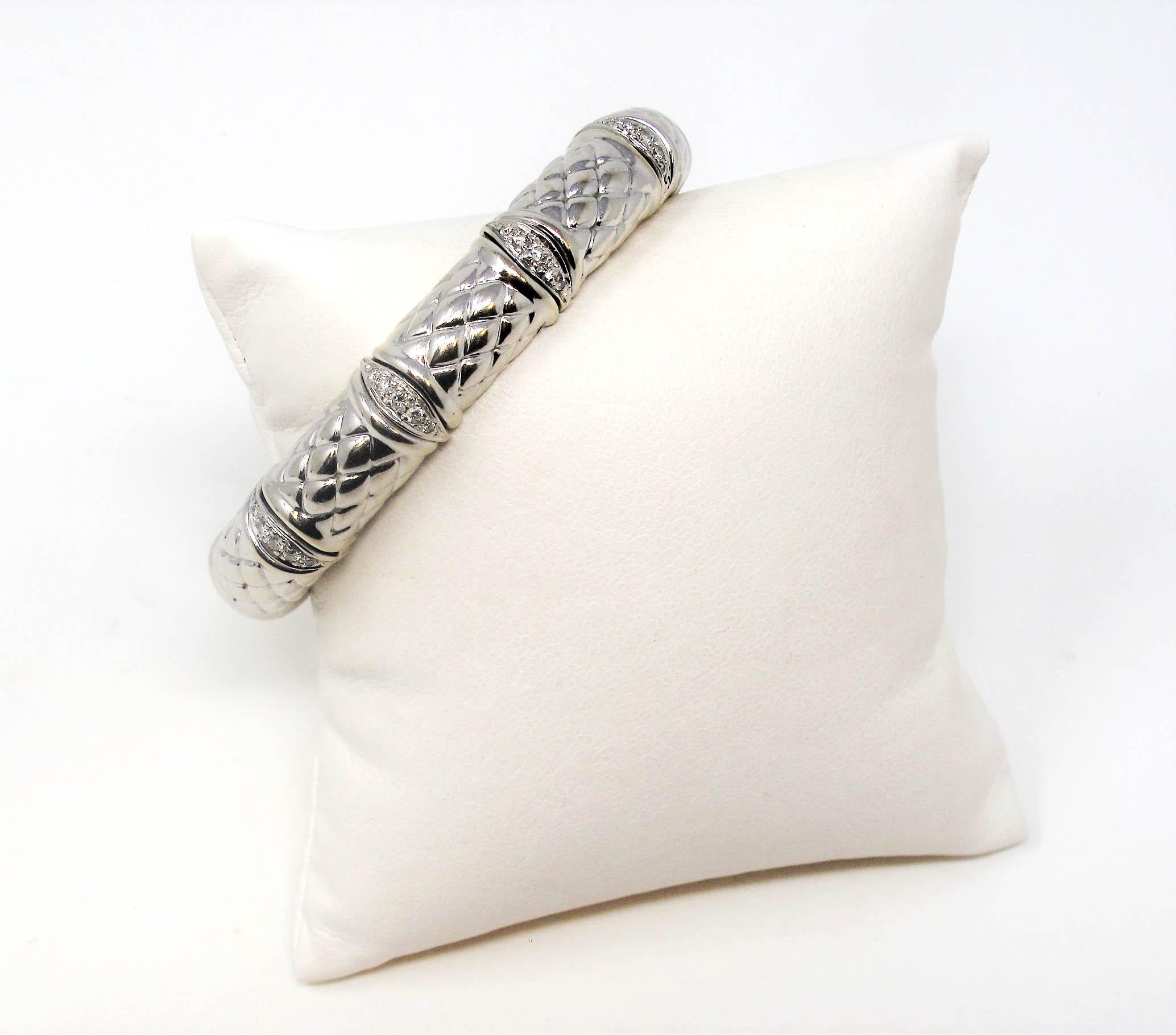 Preciosa pulsera brazalete de oro blanco de 18 quilates con textura y detalles de diamantes pavé. Esta increíble pulsera ofrece comodidad y estilo con su exclusivo diseño flexible estilo bambú. Los sutiles adornos de diamantes añaden un toque de