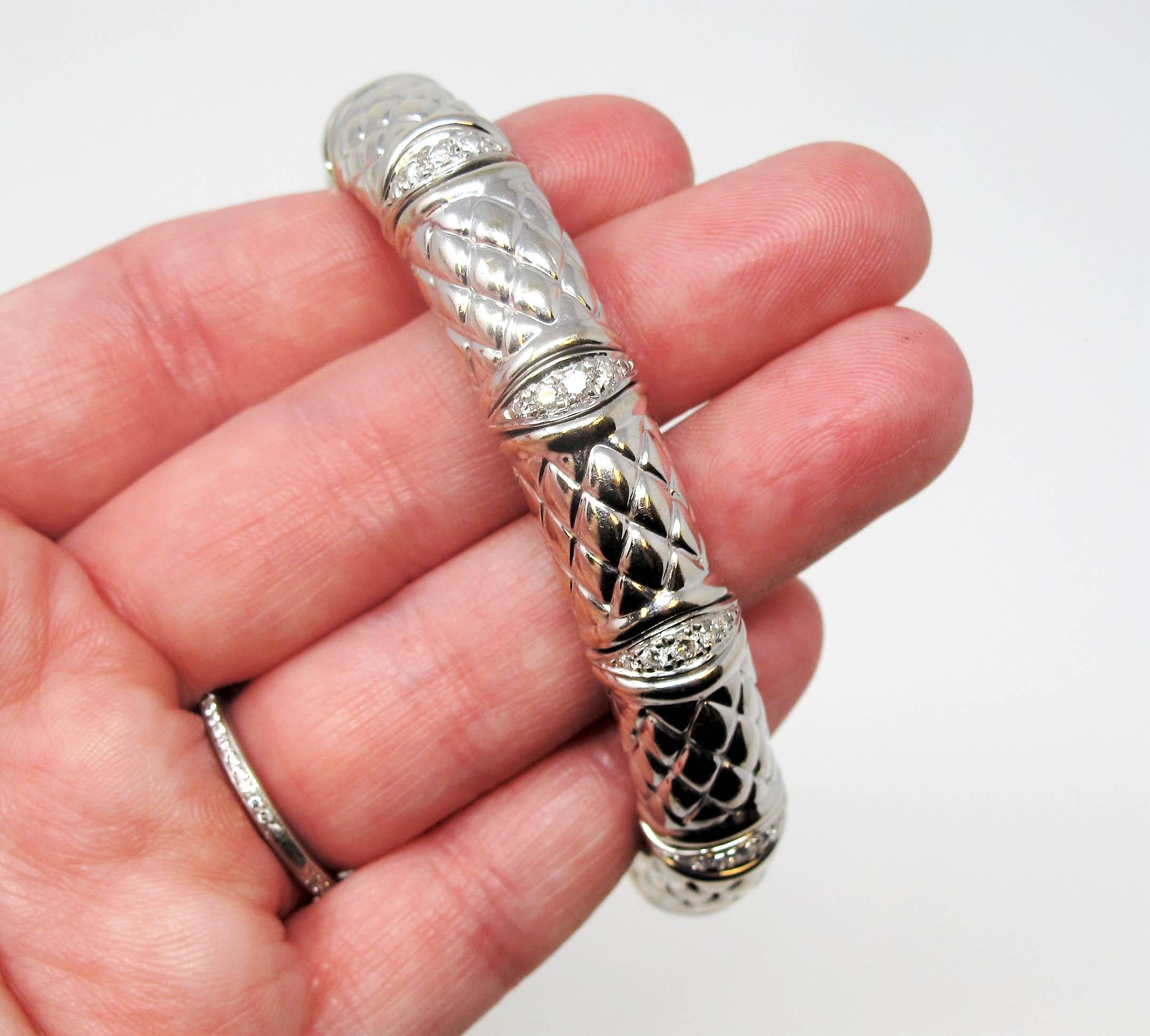 Bracelet jonc extensible en or blanc 18 carats avec diamants pavés de 0,37 carat de style bambou en vente 2