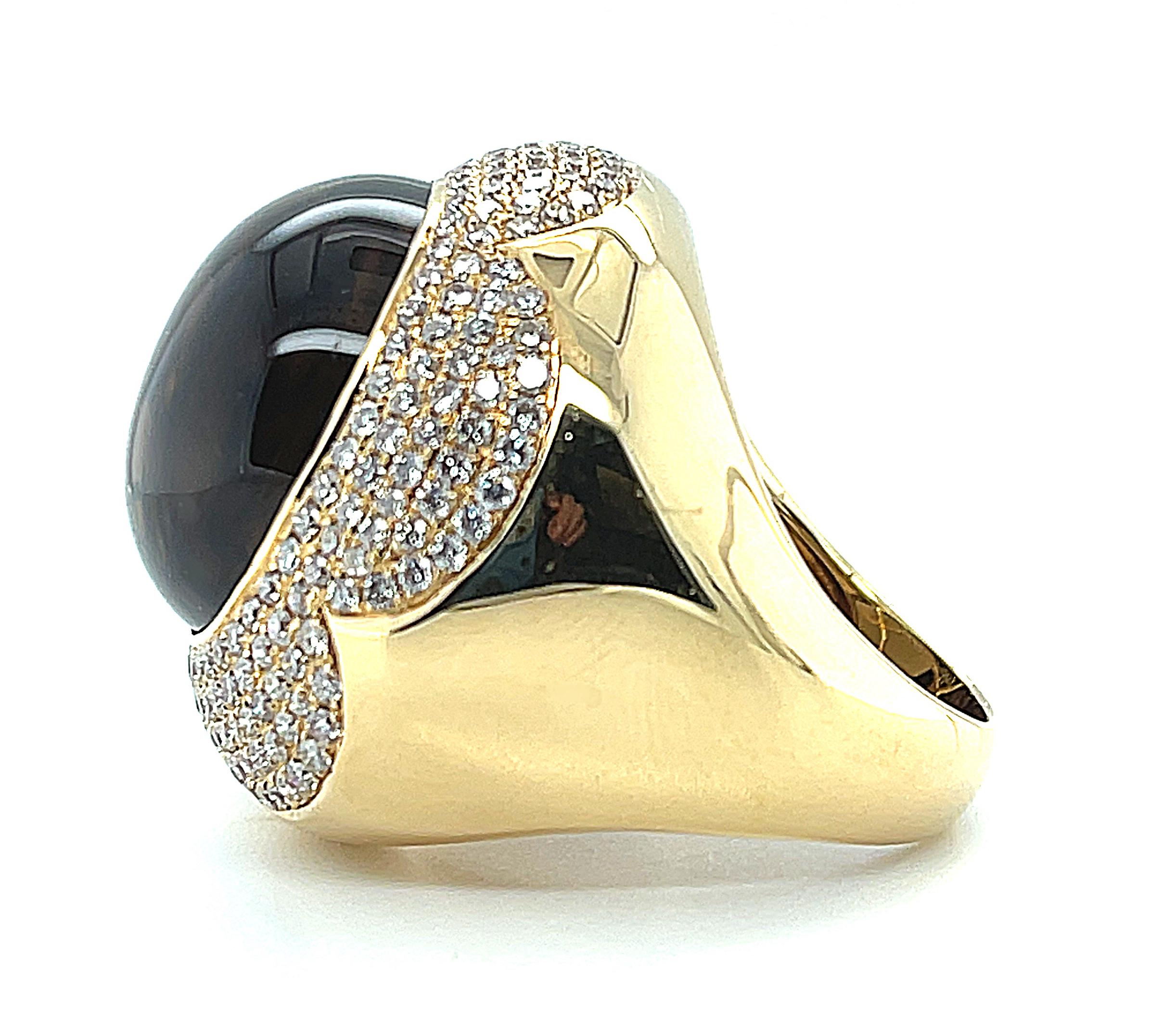 37 Carat Smoky Quartz Cabochon and Diamond Pave Dome Ring in 18k Yellow Gold In New Condition For Sale In Los Angeles, CA