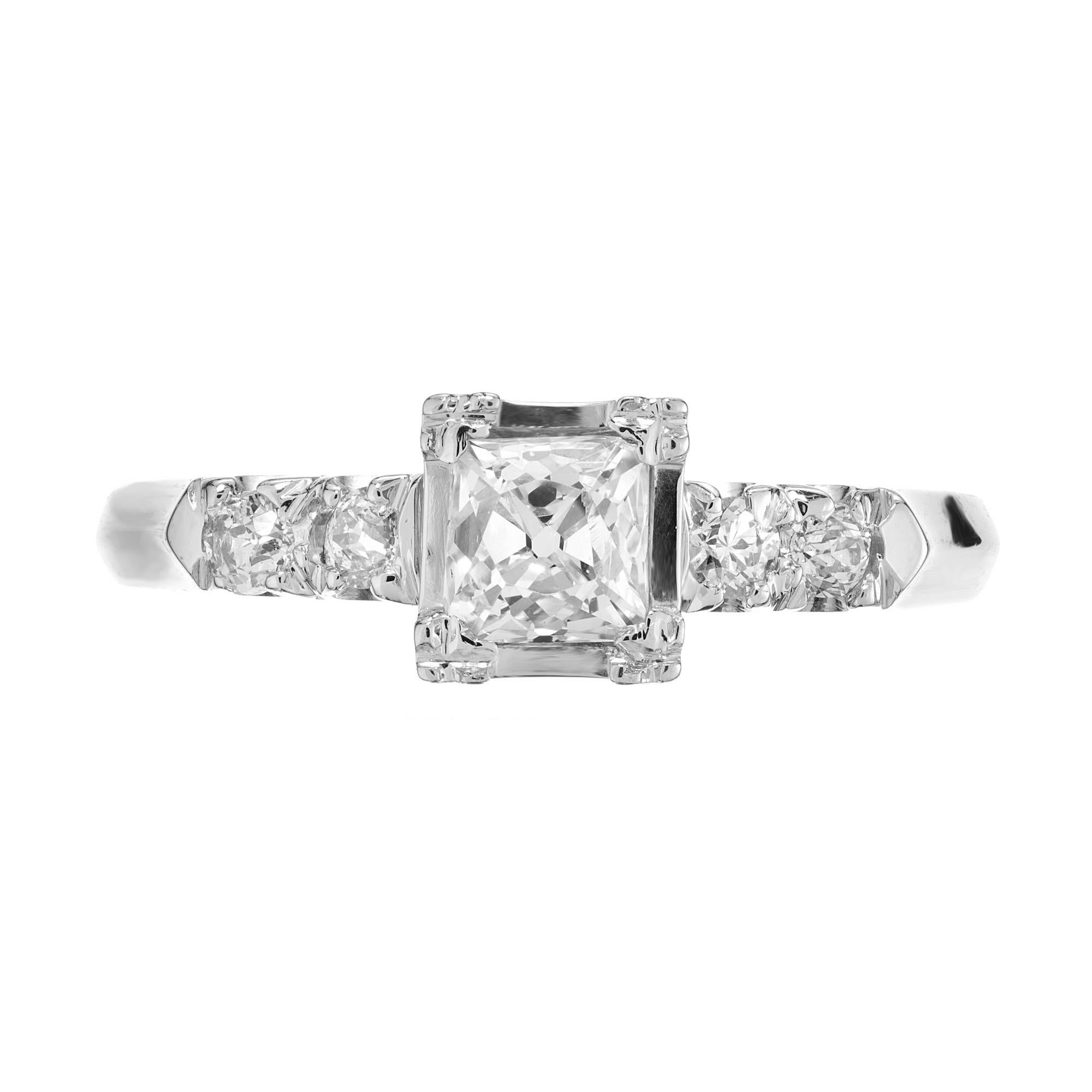 Bague de fiançailles Art déco en diamant taillé en forme de coussin. La pierre centrale de 0,37ct provient d'une succession du milieu des années 1800 et est montée dans une monture en or blanc 14k des années 1930. Le diamant central de forme carrée