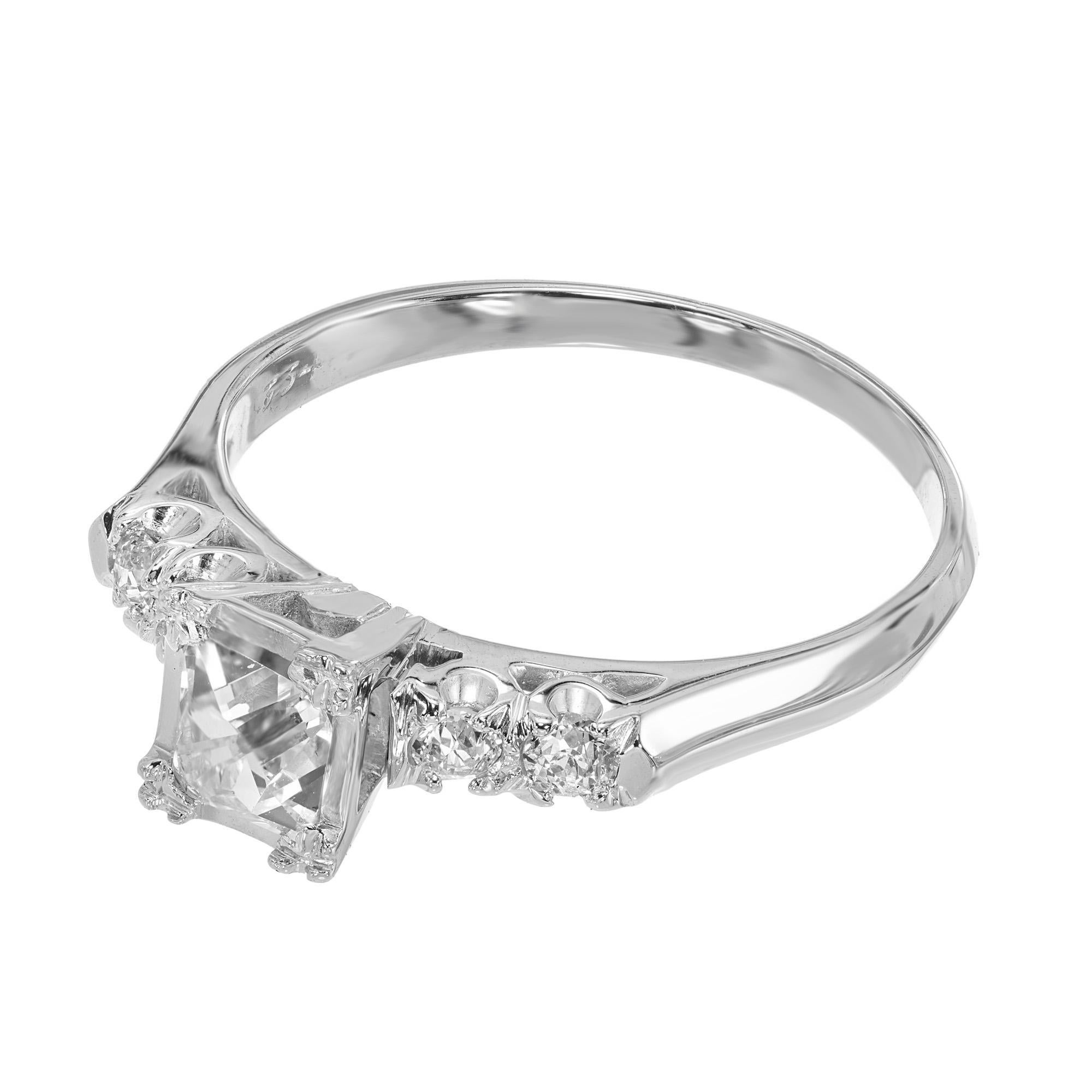 Taille ronde Bague de fiançailles en or blanc avec diamant carré de 0,37 carat en vente
