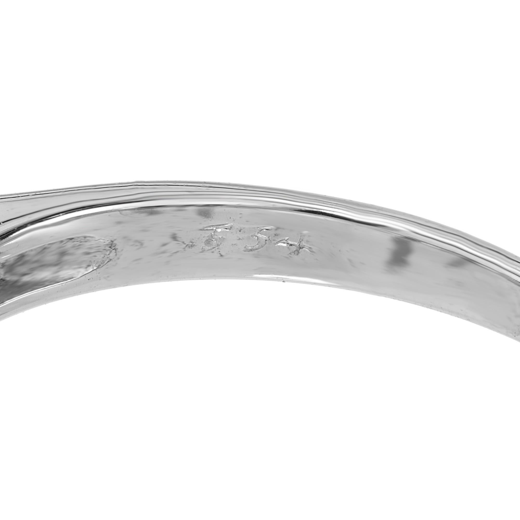 Bague de fiançailles en or blanc avec diamant carré de 0,37 carat en vente 1