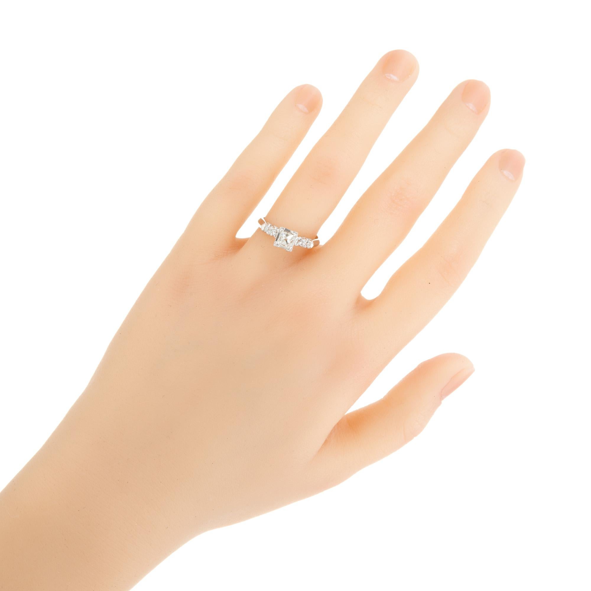 Bague de fiançailles en or blanc avec diamant carré de 0,37 carat en vente 2