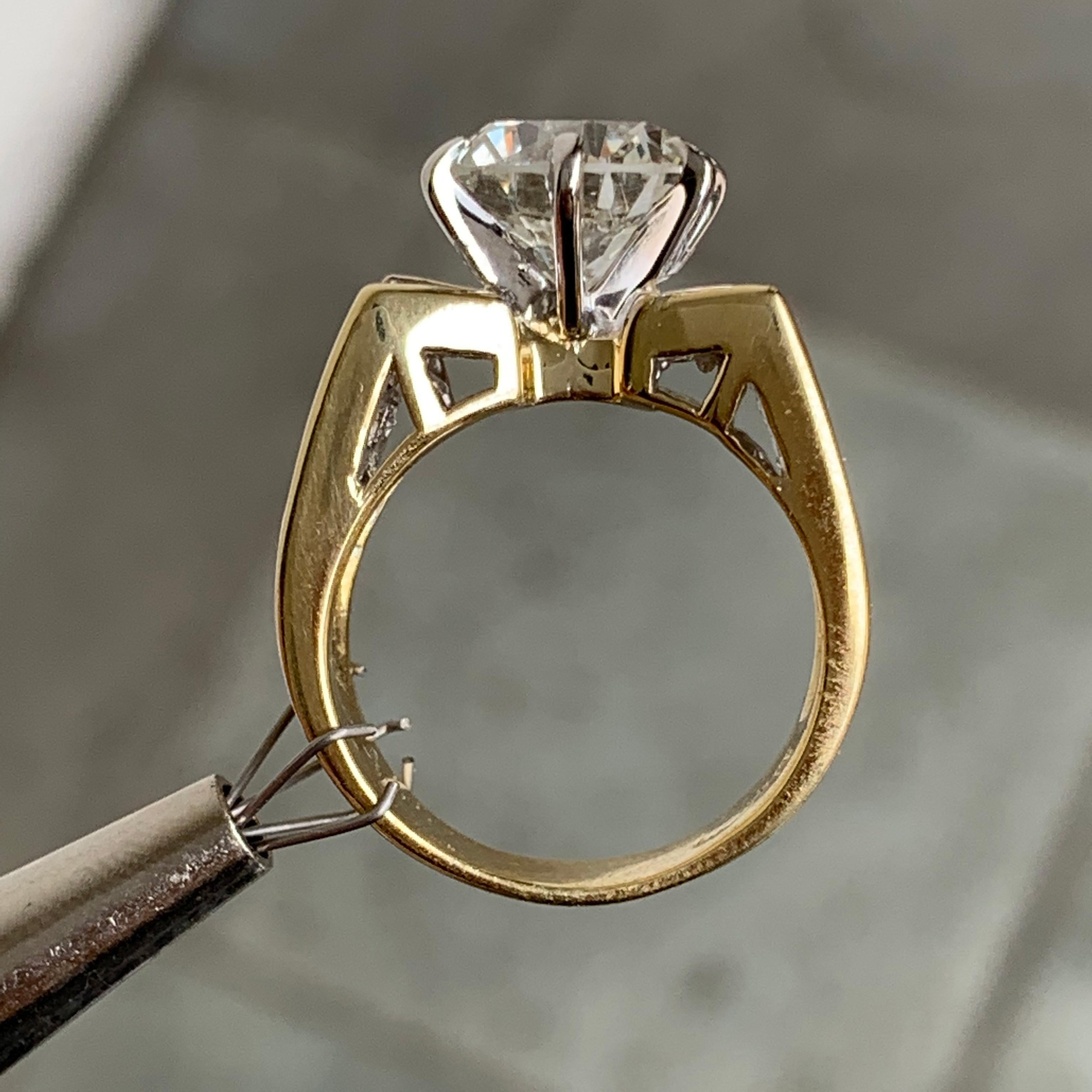 LC

El anillo se fabricará por encargo y tardará aproximadamente entre 1 y 3 semanas desde la aprobación final del diseño por parte del cliente. Podemos utilizar una piedra central diferente dependiendo del presupuesto o de tu piedra central ,