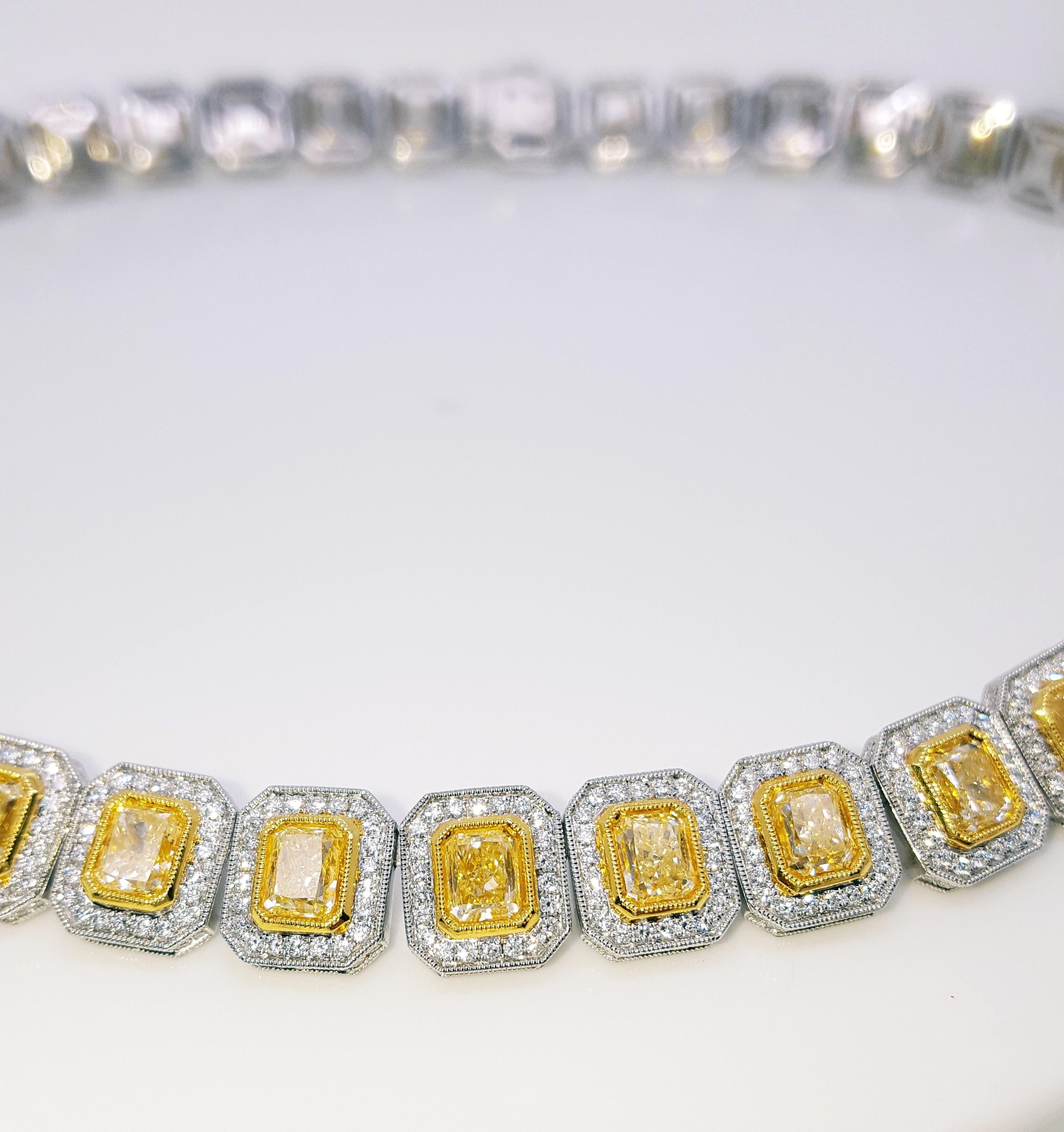 Contemporain Collier d'éternité Halo en diamant jaune et blanc de 37 carats, serti en or 18 carats en vente