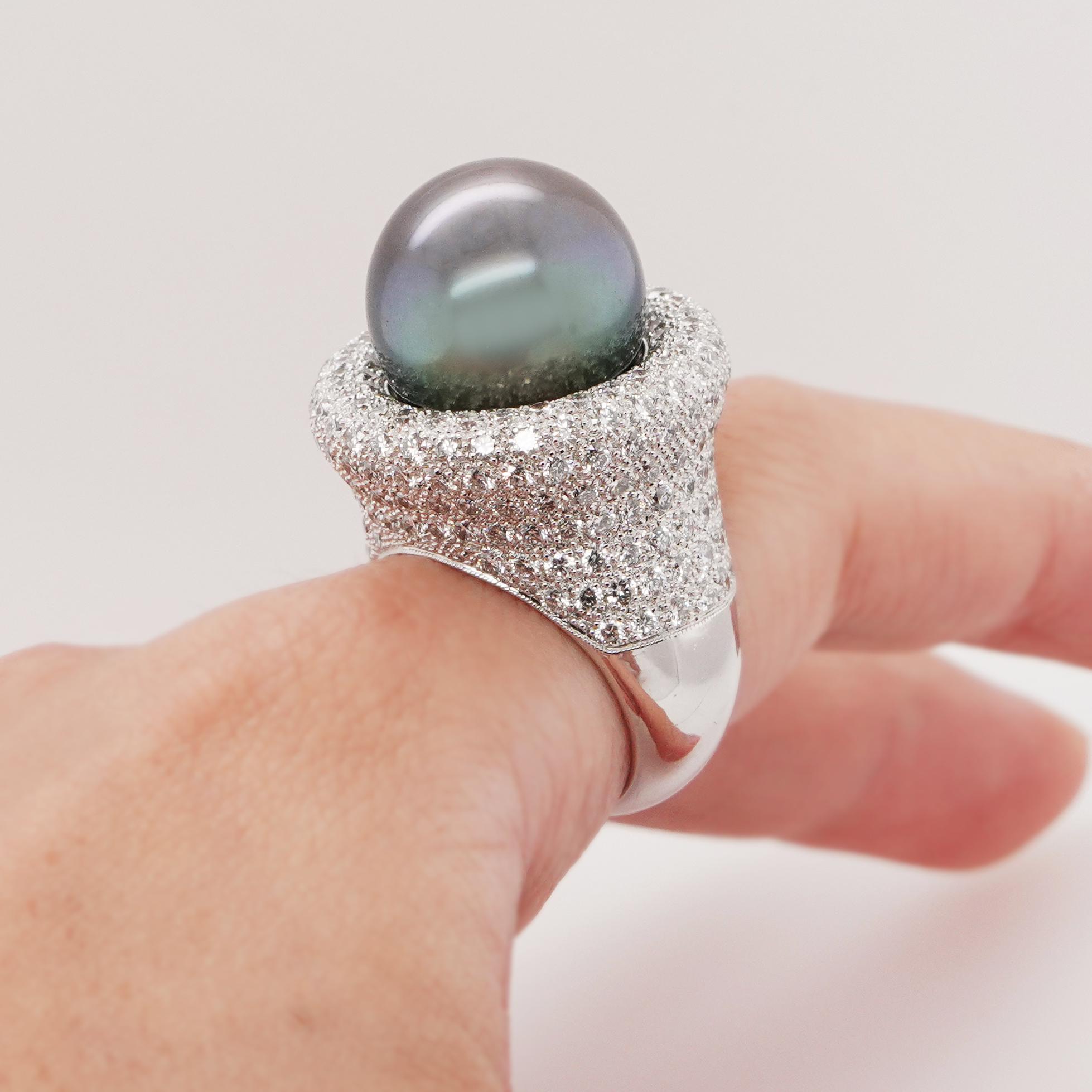 Schwarze Südseeperle 30.56
Weißer Diamant Pave Set 240 Stück- 5,20 Karat
Goldgewicht 17,83 
Gesamtgewicht 24,98
Die Ringgröße ist anpassbar - wird 30-45 Tage dauern, um zu machen und zu versenden, wenn die Anpassung mit einem anderen Edelstein oder