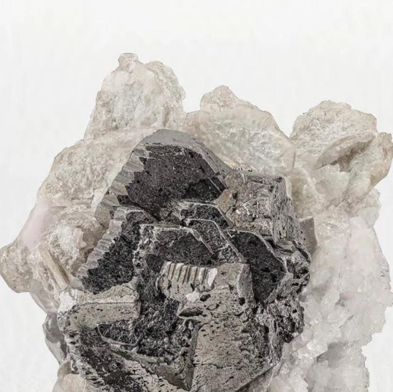 37 Grams Rare Metallic Cassiterite Crystals On Albite With Apatite From Pakistan In Good Condition For Sale In Peshawar, PK