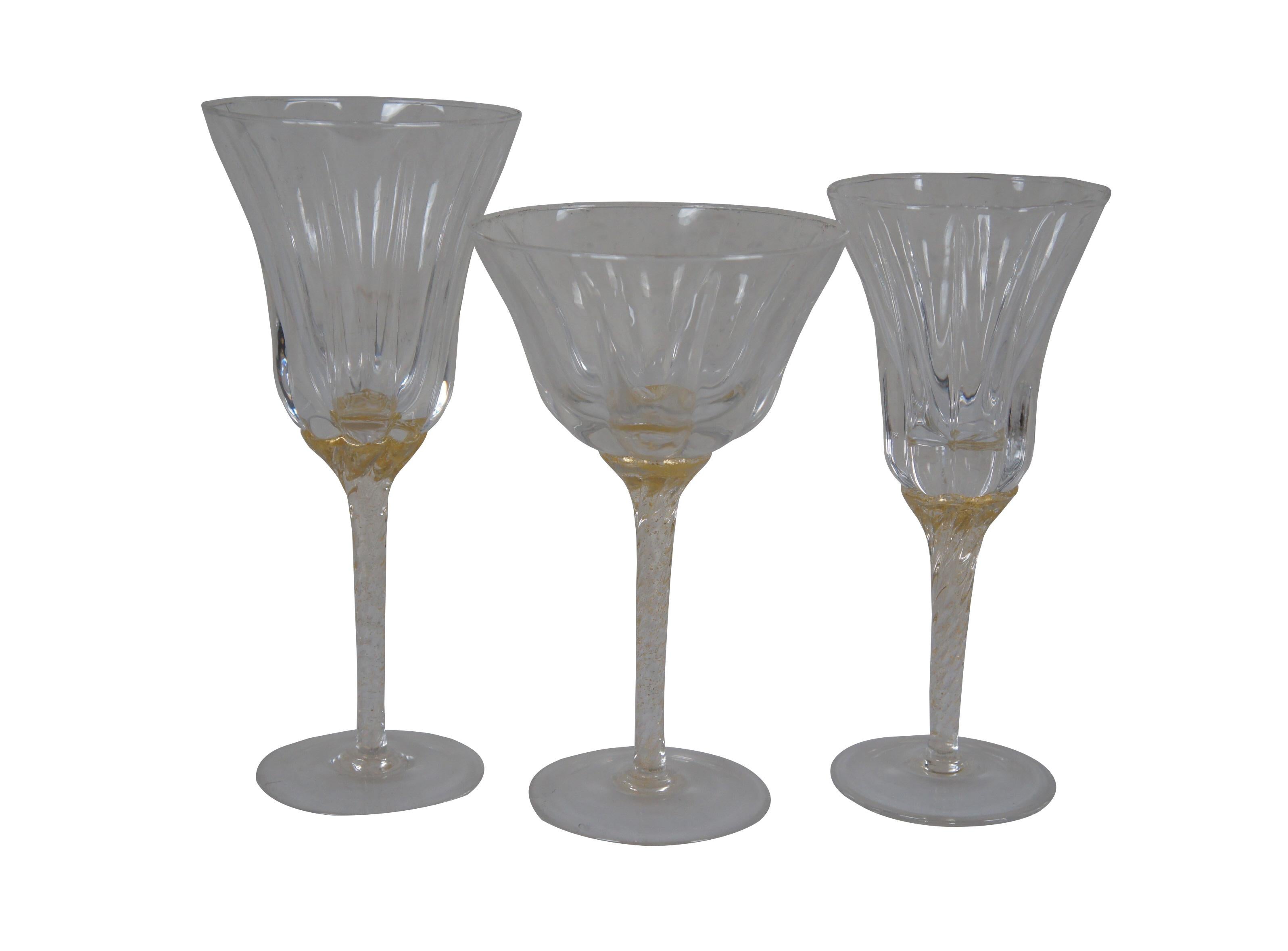 37 pezzi di bicchieri da bar veneziani della metà del 20° secolo, tra cui 14 bicchieri da cocktail, 11 bicchieri da vino rosso e 12 bicchieri da vino bianco. Due di ogni stile incisi sulla base con il Monogram. I bicchieri sono caratterizzati da una