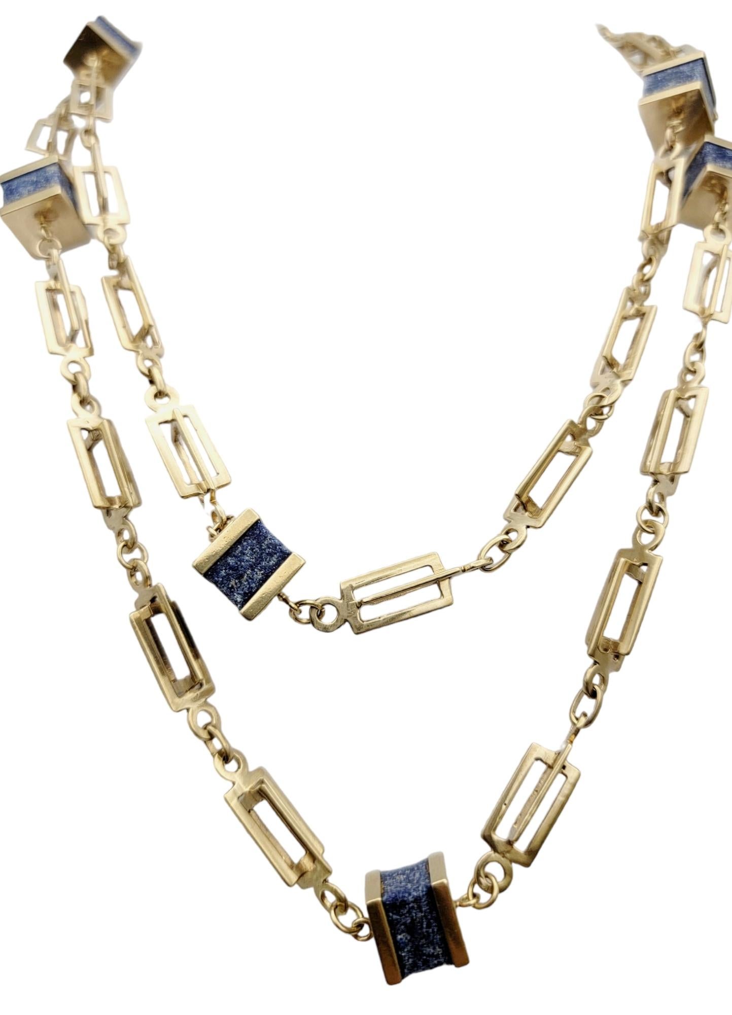Collana contemporanea allungata in oro con pietre naturali di lapislazzuli. Lunga e lussuosa, questa collana moderna è un pezzo unico e alla moda che indosserai più volte. 
 
Questa collana accattivante presenta una catena a maglie rettangolari in