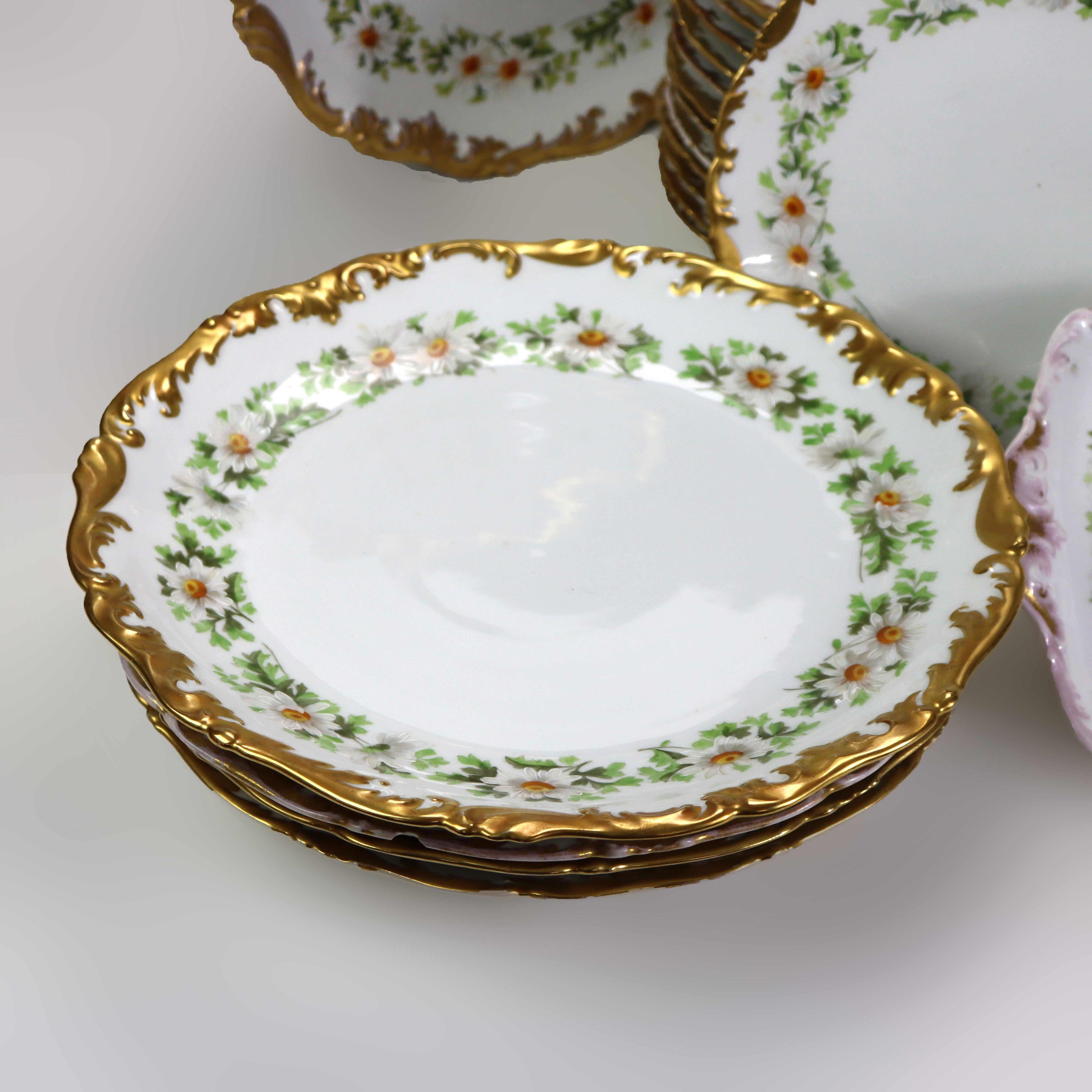 37 piatti di porcellana Limoges d'epoca con bordi dorati e margherite c1940 In condizioni buone in vendita a Big Flats, NY