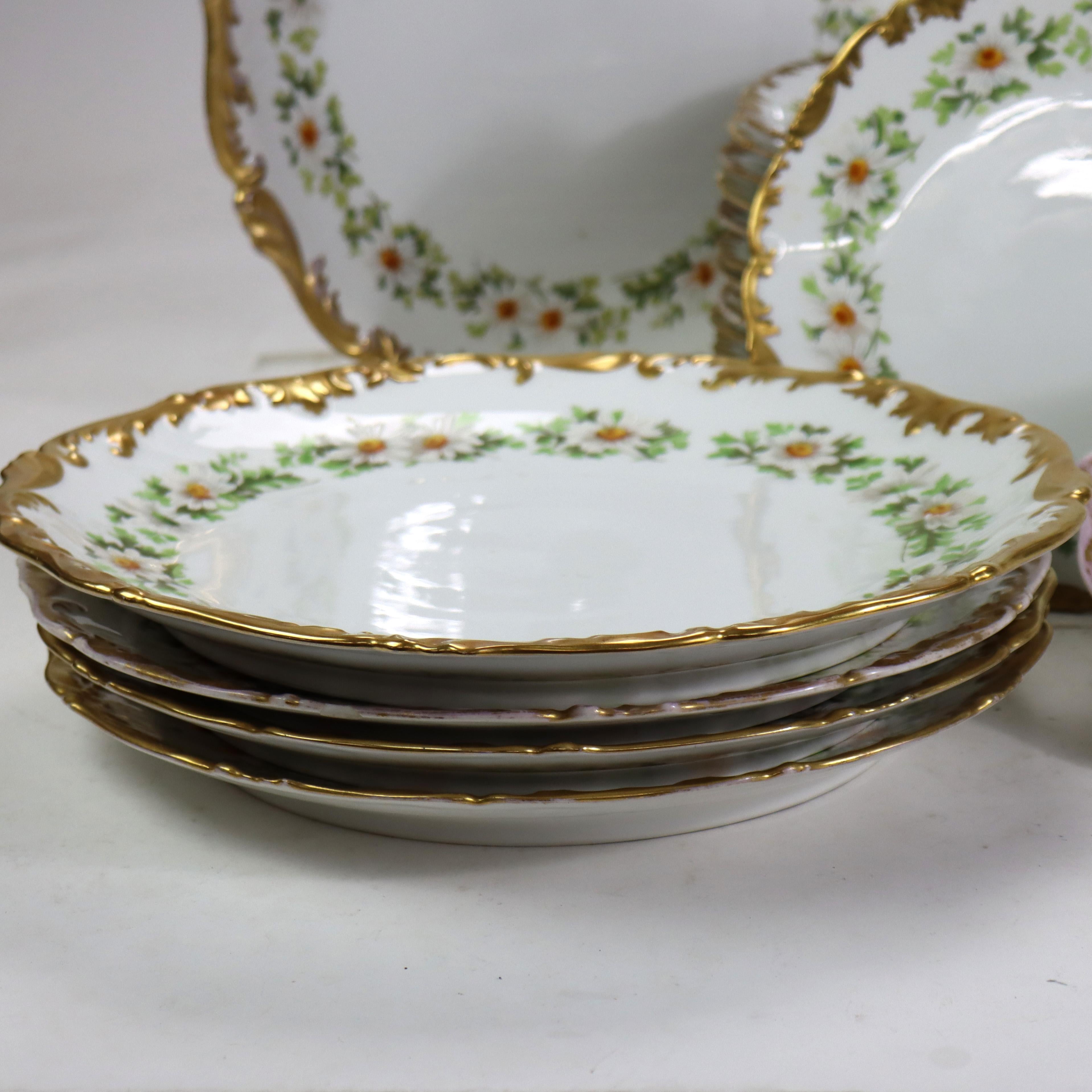 XX secolo 37 piatti di porcellana Limoges d'epoca con bordi dorati e margherite c1940 in vendita