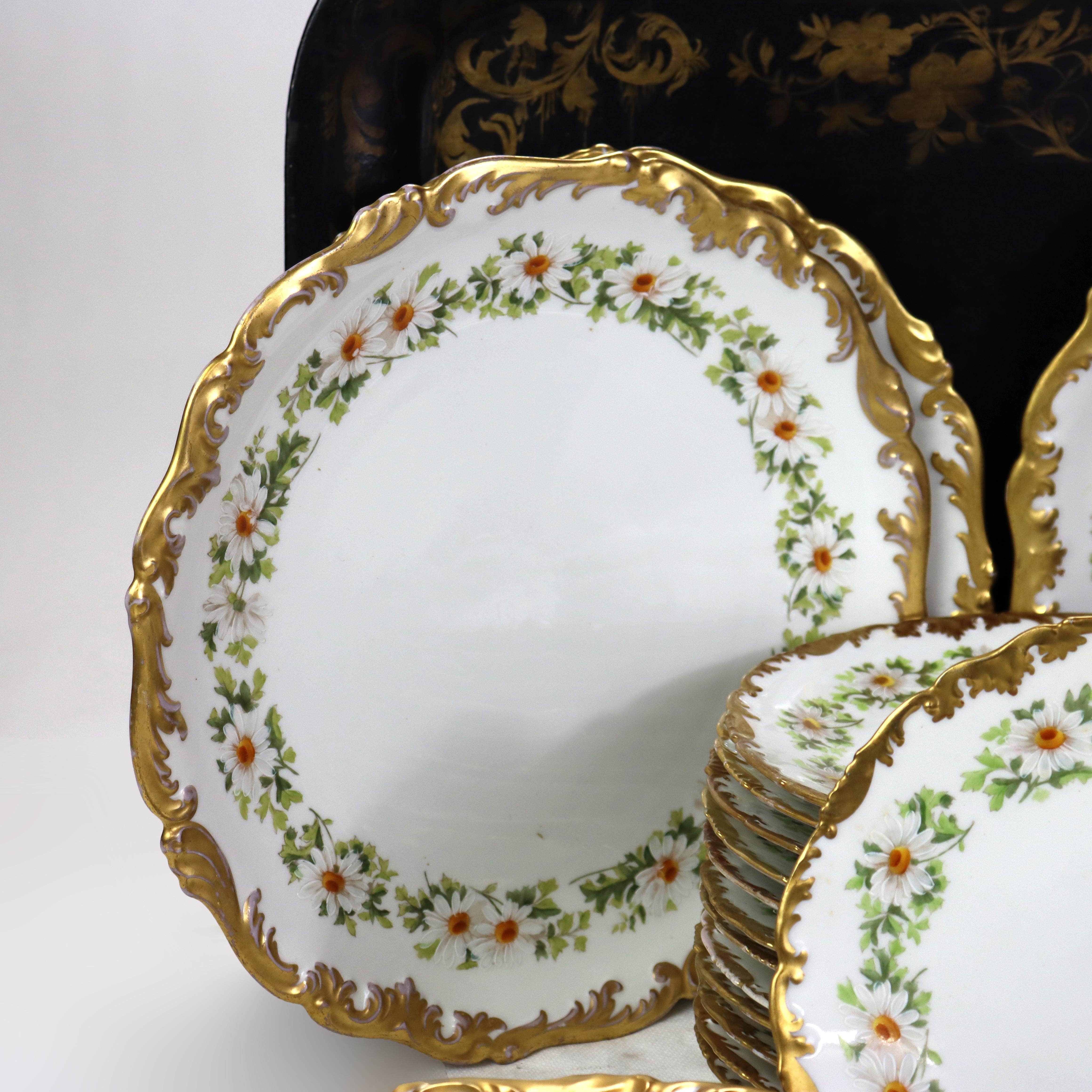 37 piatti di porcellana Limoges d'epoca con bordi dorati e margherite c1940 in vendita 3