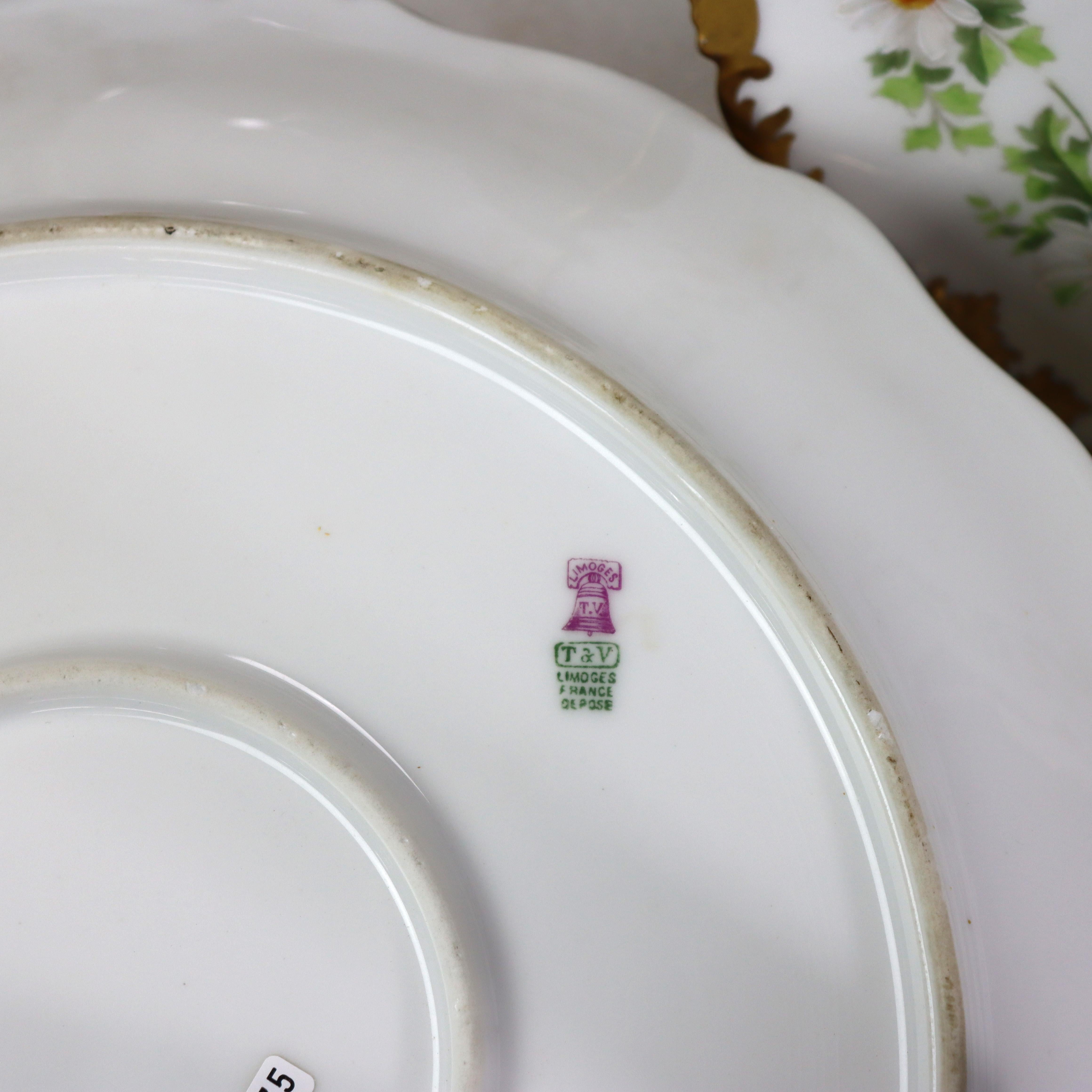 37 piatti di porcellana Limoges d'epoca con bordi dorati e margherite c1940 in vendita 4
